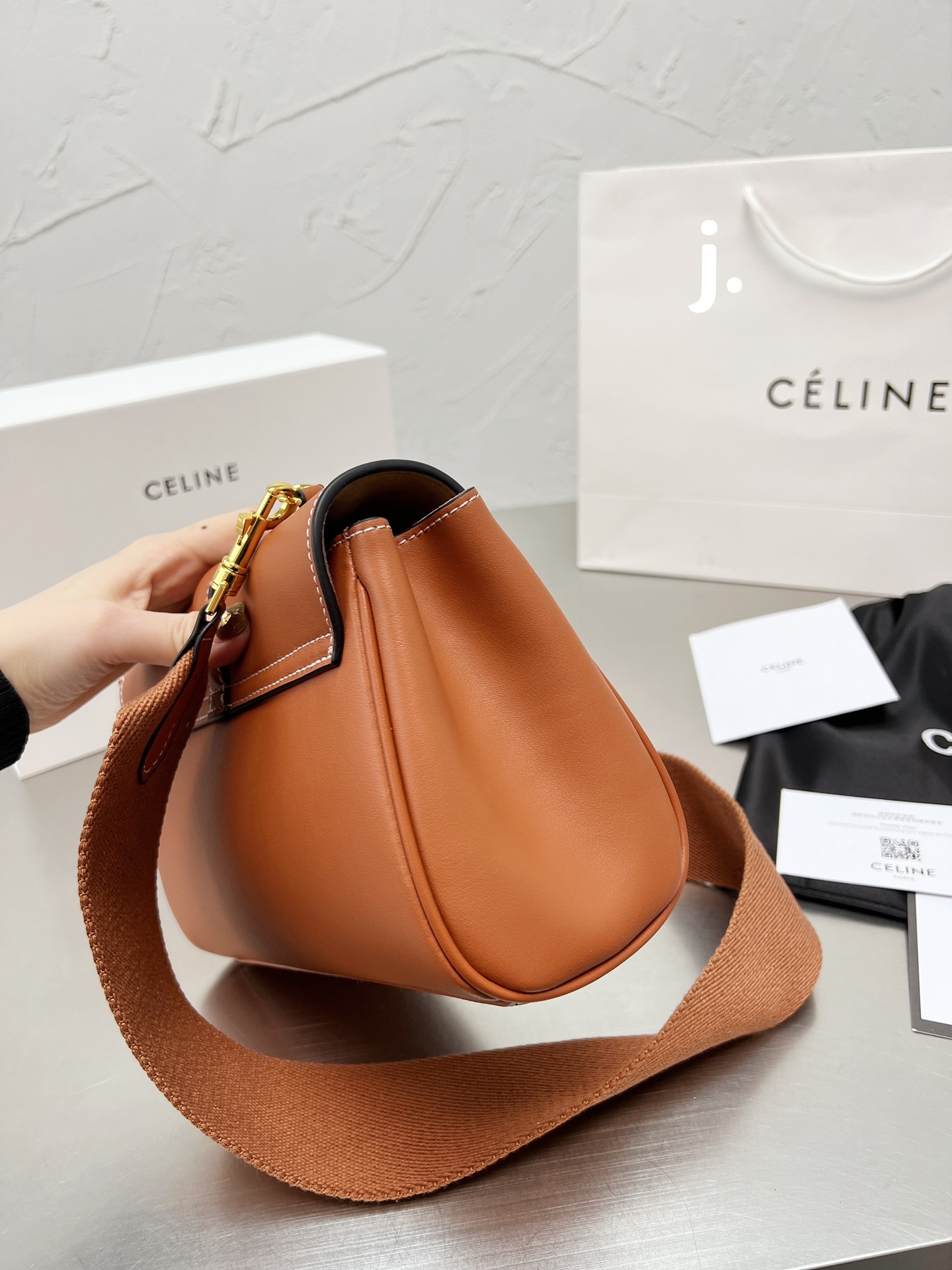 p165 Celine ｜soft 16-小号 CELINE斜挎和单肩都很好看有腔调！搭配任何衣服都非常百搭，四季可用，让你可甜可盐，今年的Celine 风潮风靡全世界，拥有这只一定让你成为全场最有话题的时髦精 尺寸 24 14 配折叠盒
