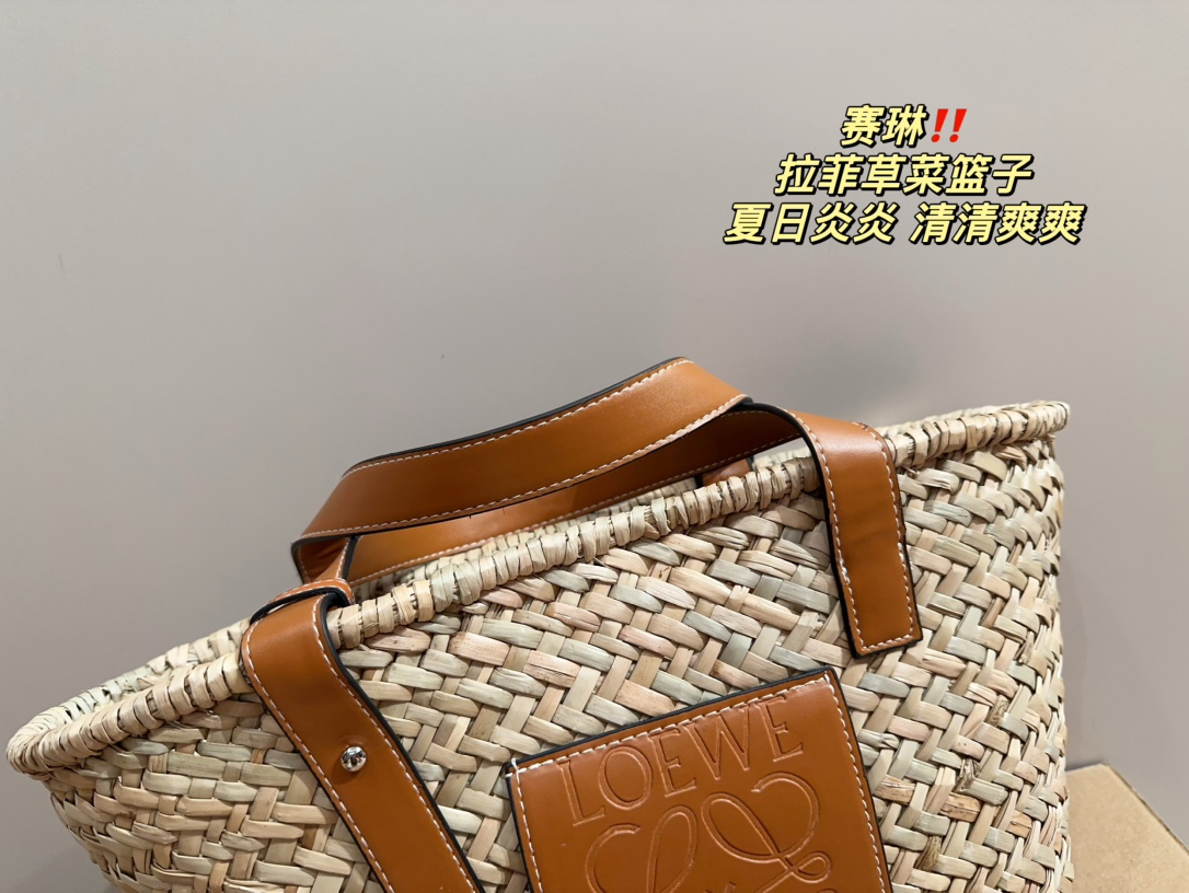 P120⚠️尺寸24.21 赛琳 拉菲草菜篮子 草编包的趋势再度袭卷而来，轻松成为本季新 宠！不论日常出游或是假日逛街，出镜率超高的包 款总让人联想到温暖的季节和愜意海滩时光。由拉 菲草编织而成，质地清新自然，从视觉到触感都自带夏日风情，为结构感鲜明的包款注入优雅精髓。