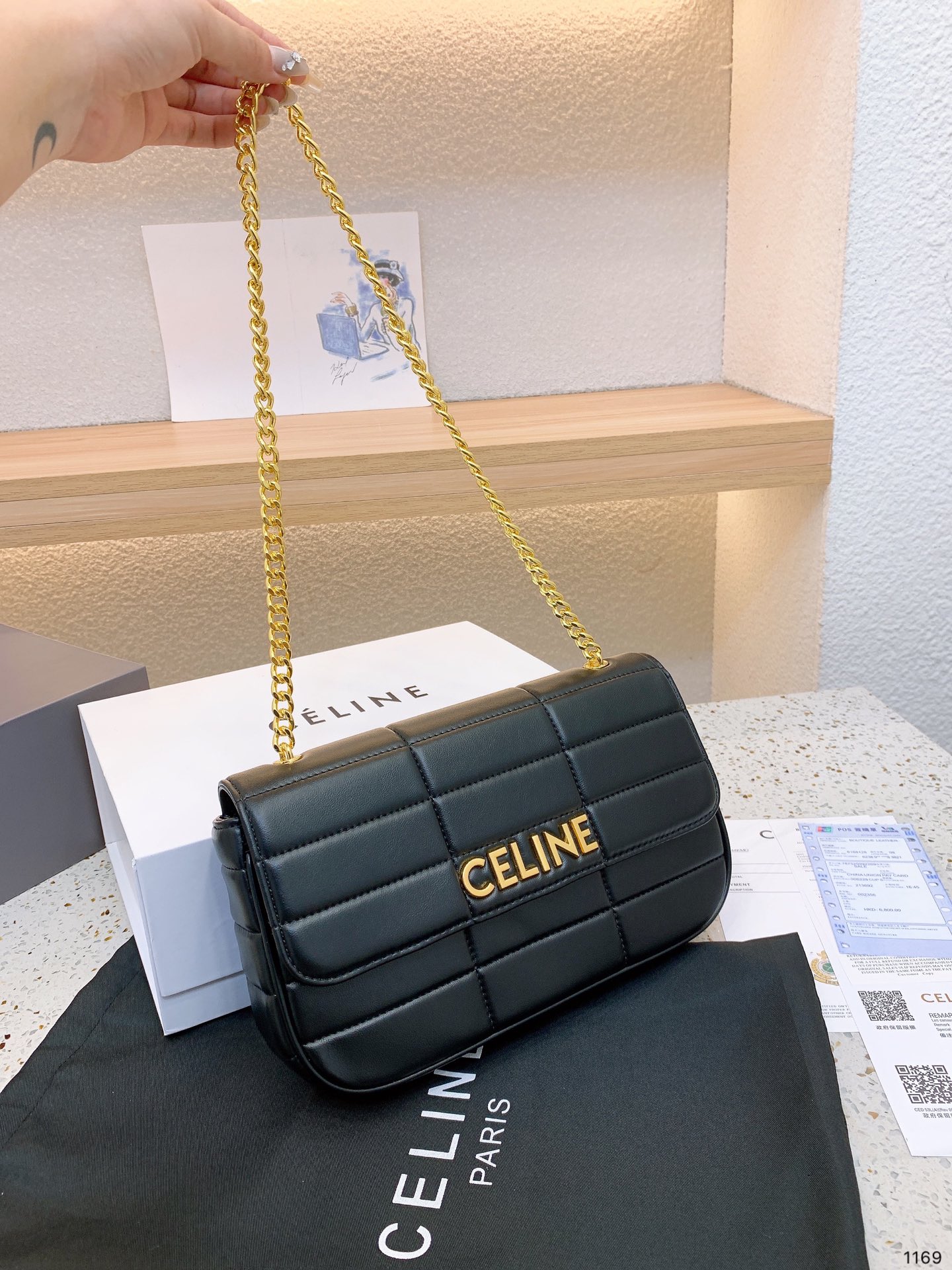 P140 Celine新款腋下包百搭休闲爱惨了~ CELINE这几天入的Celine包包们，不得不说这款白色腋下包也太好看了吧~简简单单的白色配logo字母真的非常任意门和什么衣服都好配不管深色还是淡色秋冬还是春夏搭配起来都是毫无违和感的 除了好搭配容量也是非常大之前用过老花腋下的宝宝应该.都知道钱包手机都是妥妥塞的下还松动有余动27 16cm 配礼盒