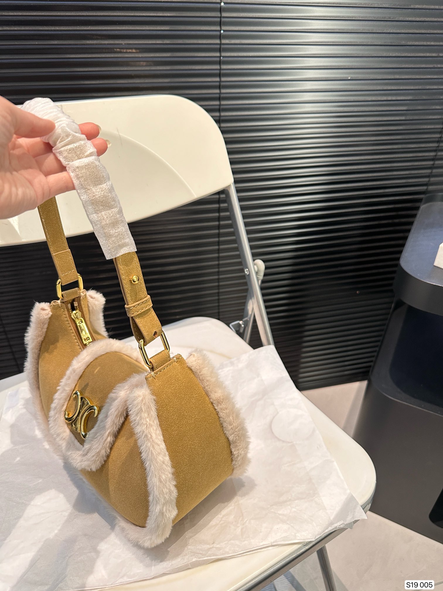 P145 赛琳秋冬限定|毛茸茸的celine腋下包 celine这次的新品我很满意这只毛茸茸的托特真的很可爱，在秋叶飘零的时候背上有多应景了秋冬氛围感直接拿捏！尺寸：26 14 货号005