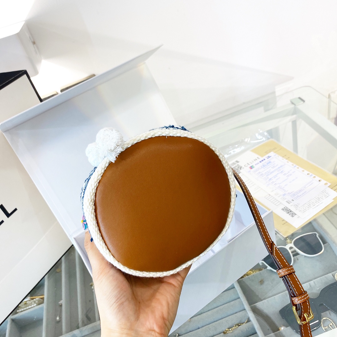 p155折叠礼盒包装🎁 Celine赛琳 新款水桶,复古编织水桶包 潮人们背的最多的包包大概就是这款 单肩、斜跨都不是问题,有种慵慵懒懒的街头风J-108尺寸 15.15.18