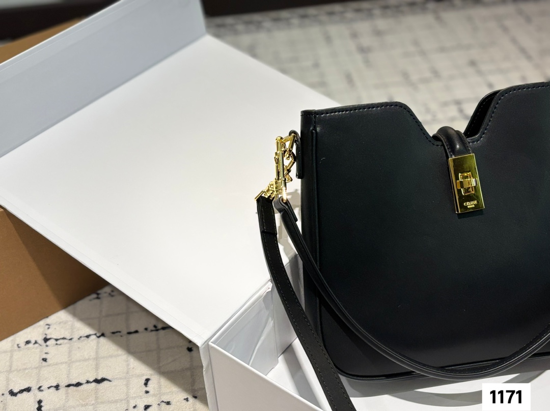 P145 配折叠盒子 Celine 赛琳水桶包 一直很喜欢小牛皮的包 经久耐看 有着高颜值的复古文艺气息🌱 尺寸：25 21.5