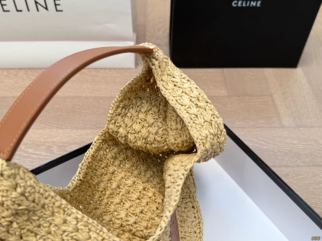 &yen;155配盒 Celine赛琳草编腋下包 满满的设计感 复古中透露着优雅 超级高级的配色 实物绝对惊艳到你 尺寸32 18