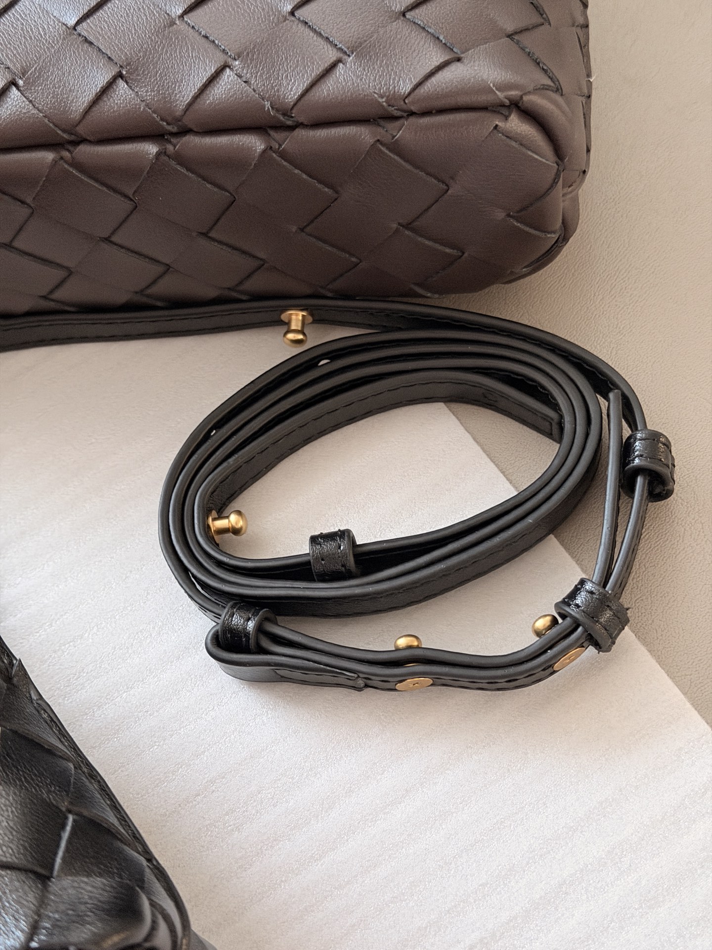 💰205 牛皮 配盒 size：23*13cm BV BangBang Vanity棒棒包， 任何人没有买到这只 包我会伤心的 造型独特精致，日常使用容量足够，可手提可斜挎，多种造型随意切换！