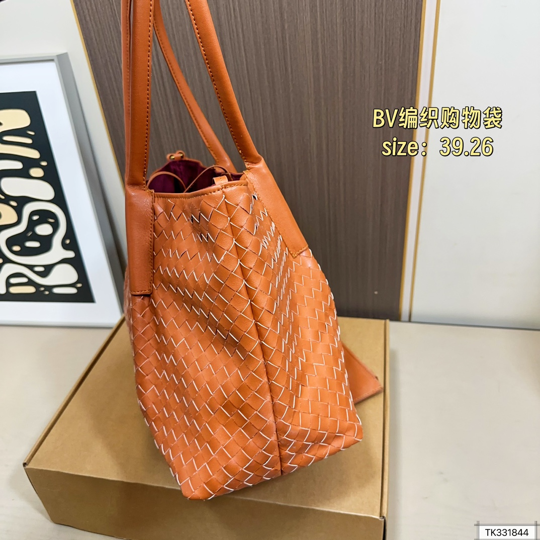 💰160 BV编织购物袋 bv 编织购物袋它是这一季中性价比+实用性最棒的一只包包！内置小包！容量非常 尺寸39.26