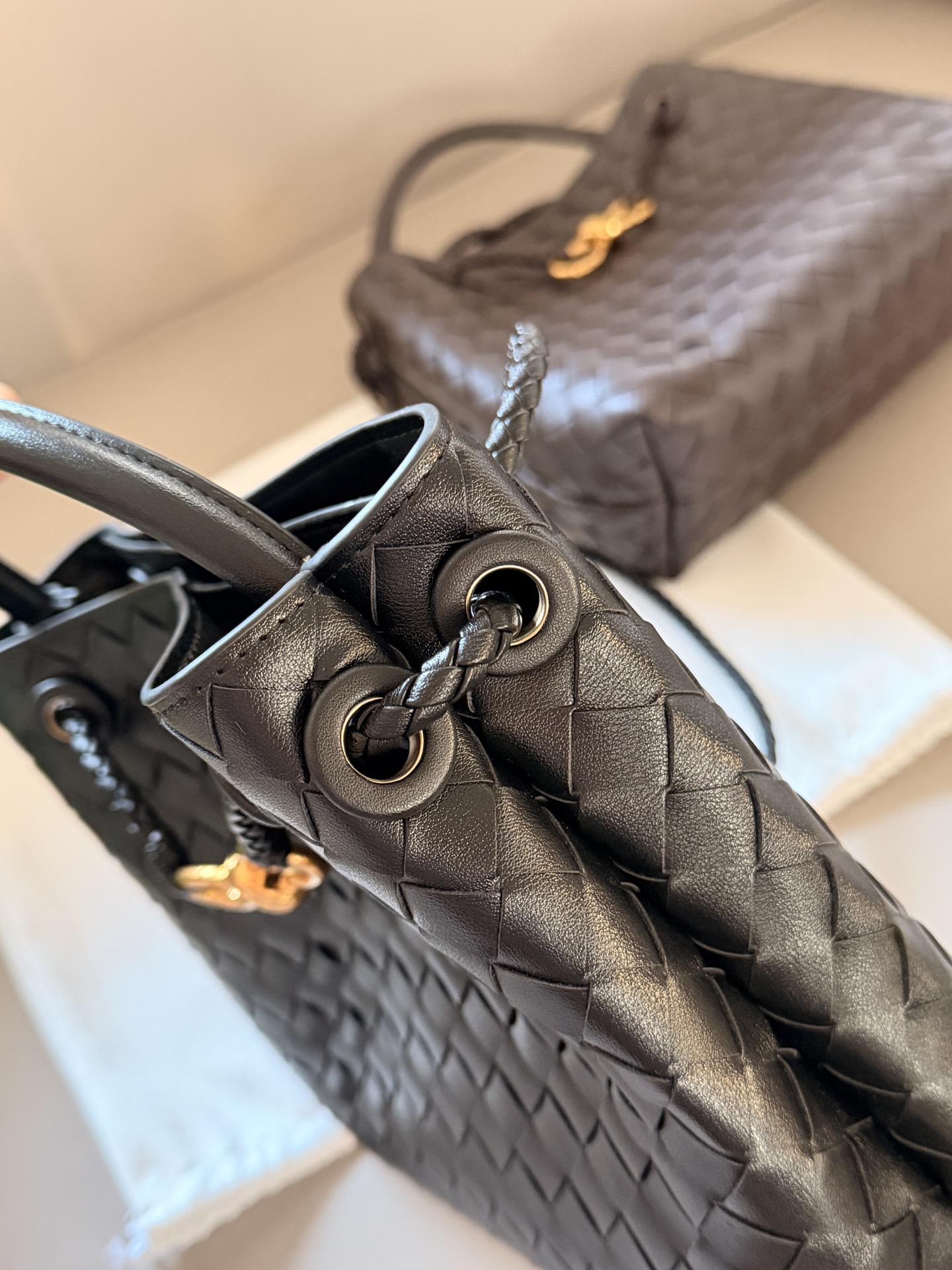 💰235 配盒 size：25*20cm BV Andiamo 迷恋老钱风随意又慵懒的感觉 实物皮质 柔软容量超大手拎大小感觉很合适