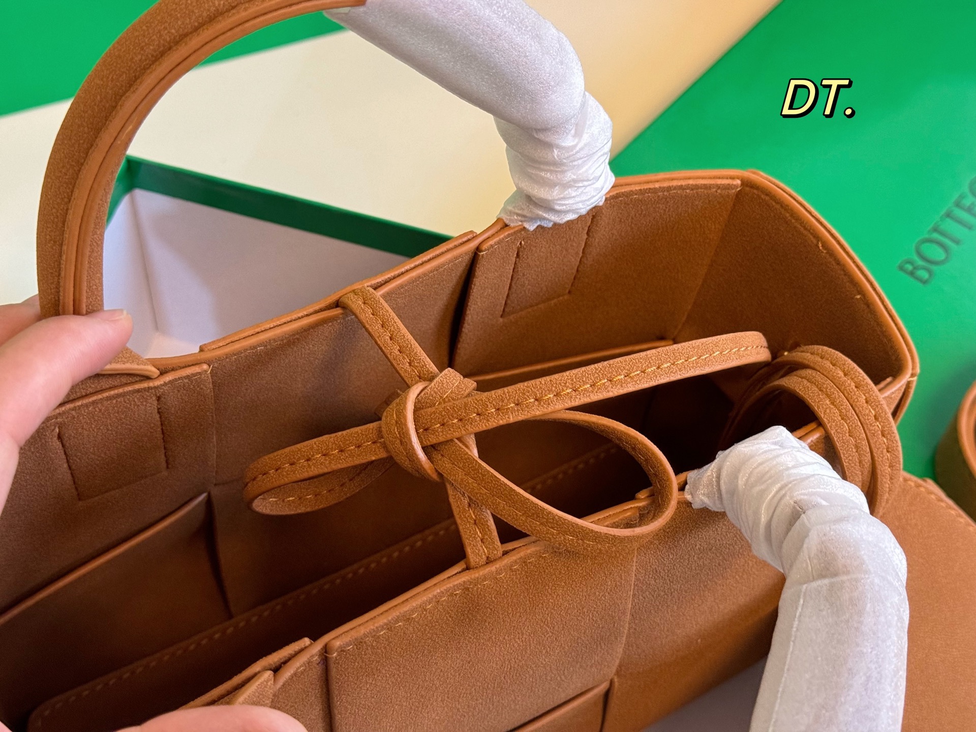 P150（配盒） size：24&times;17 BV cassettes新款麂皮绒托特包💕 简约别致，艺术感超强！ 时髦与休闲的完美碰撞💥 内置零钱袋，轻松舒适！ 低调又奢华的一款单品！