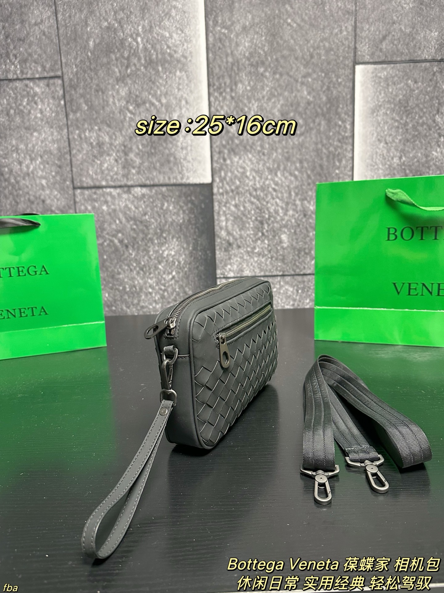 P135配盒 Bottega Veneta 葆蝶家 相机包 方正的相机包造型，配有前置拉链小袋与主仓拉链开合，内部含拉链暗袋/帆布隔层，可容纳手机、钱包、平板等日常小物；搭配可调节尼龙肩带，支持单肩、斜挎两种背法。整体简约无明显logo，黑色编织纹理低调奢华，适配商务、休闲、日常出行等多种场景，是BV男士包袋中兼具实用性与品牌辨识度的经典款 尺寸：25*16cm