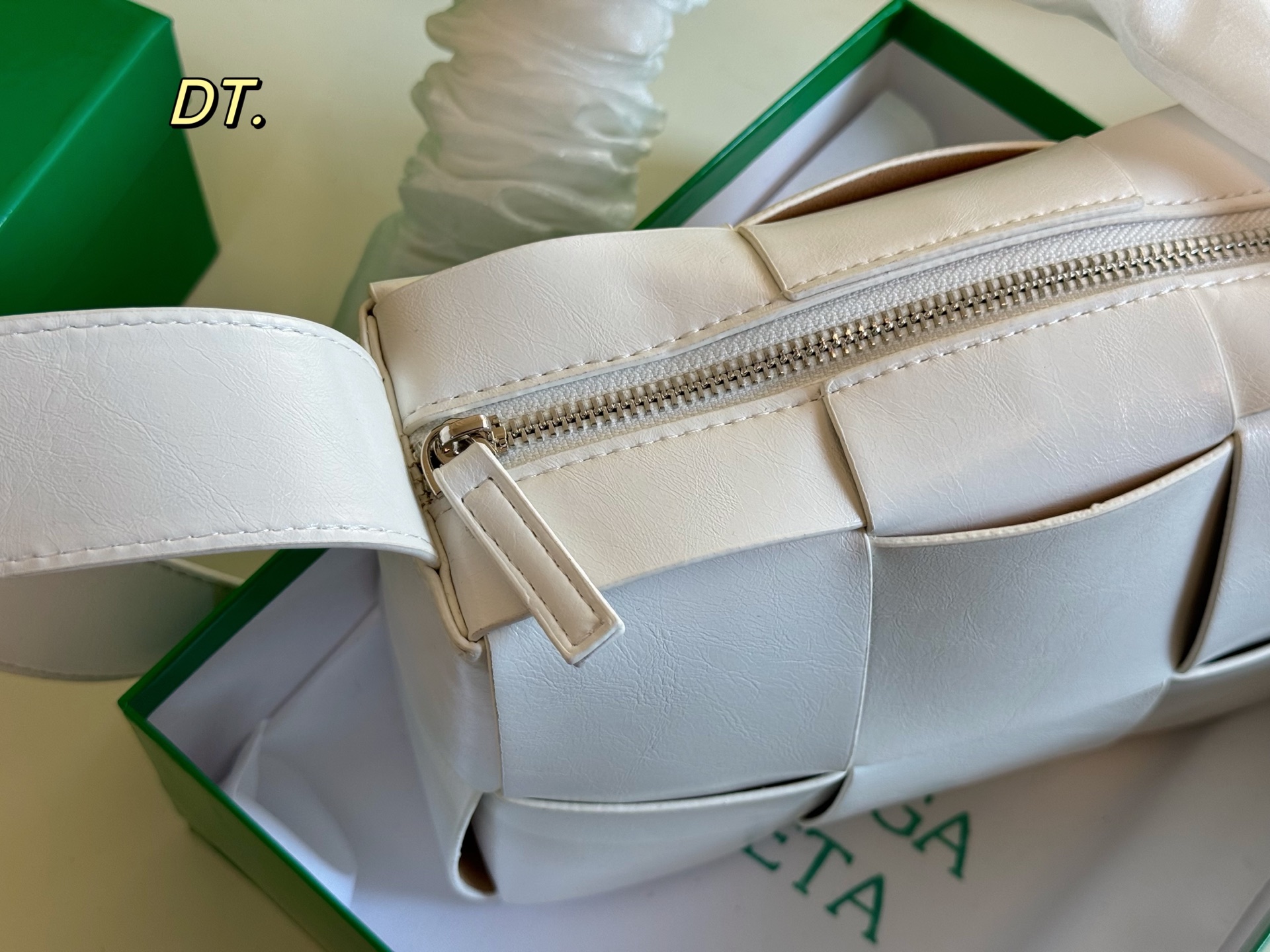 P140（配盒） size：22&times;15 BV cassettes新款编织豆腐斜挎包💕 简约别致，高级时髦不张扬！ 不管斜挎、单肩都是满满的造型感～ 实物皮质很软却饱满有型～ 男女都可轻松驾驭❗️