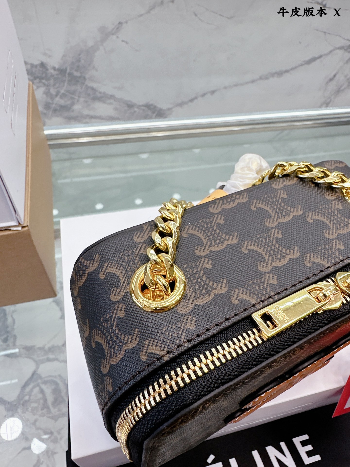 牛皮版本 p120 Celine新款Box 小方包 CELINE这几天入的Celine包包们，不得不说这款腋下包也太好看了吧~什么衣服都好配不管深色还是淡色秋冬还是春夏搭配起来都是毫无违和感的 除了好搭配容量也是非常大之前用过老花腋下的宝宝应该.都知道钱包手机都是妥妥塞的下还松动有余动17 13cm