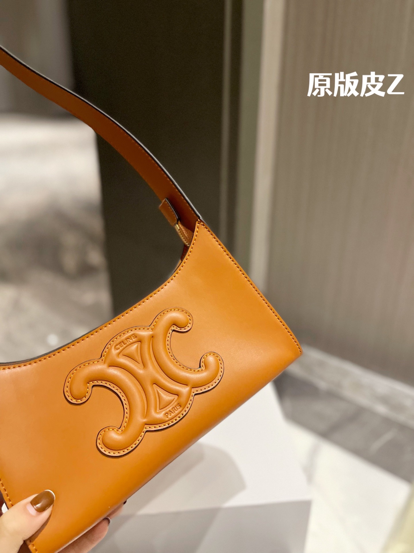 原版头层皮 P165 ｜Celine 牛皮 腋下包 box皮 CELINE|2022王炸凯旋门腋下包 CELINE2022的王炸包包-凯旋门腋下包,太适合夏天 了,掐指一算又是这一季的断货爆款!一身黑色系搭配这 个黑金凯旋门也毫不逊色,抛光小牛皮的光泽感,会有 Bling Bling的反光点 ◆太喜欢 CELINE这一季的单品了,简直 就是贝拉本拉!这个小包包真的是可盐可甜!暗黑风,辣 妹风的小姐姐也可尝试 夏天穿一个Zaa小背心配上这个包包出门!就很无敌尺寸21 11cm 配折叠礼盒