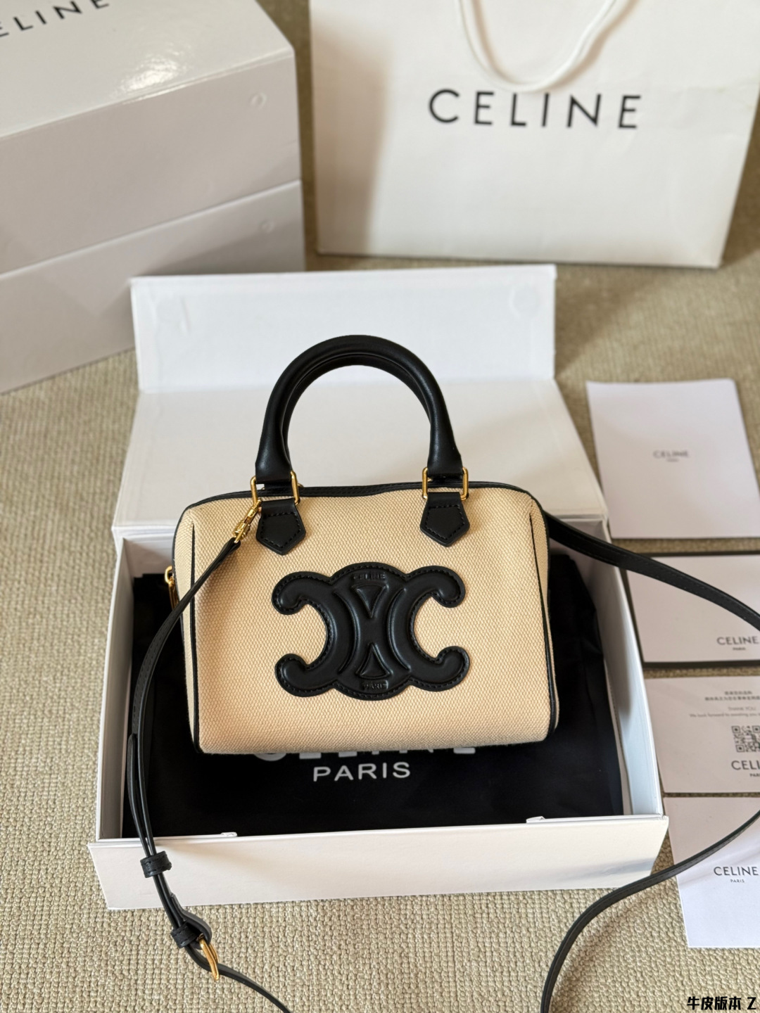 牛皮版本 p170 Celine 枕头包 很喜欢Lisa近期机场照总是背着的波士顿包 高颜值 有着原设计本身经典的味道高颜值的复古文艺气息 简洁利落的包身线条，复古印花图案真的很Old school, 不经意的高级，心尖尖喜欢的款秒get 尺寸20 14 配盒