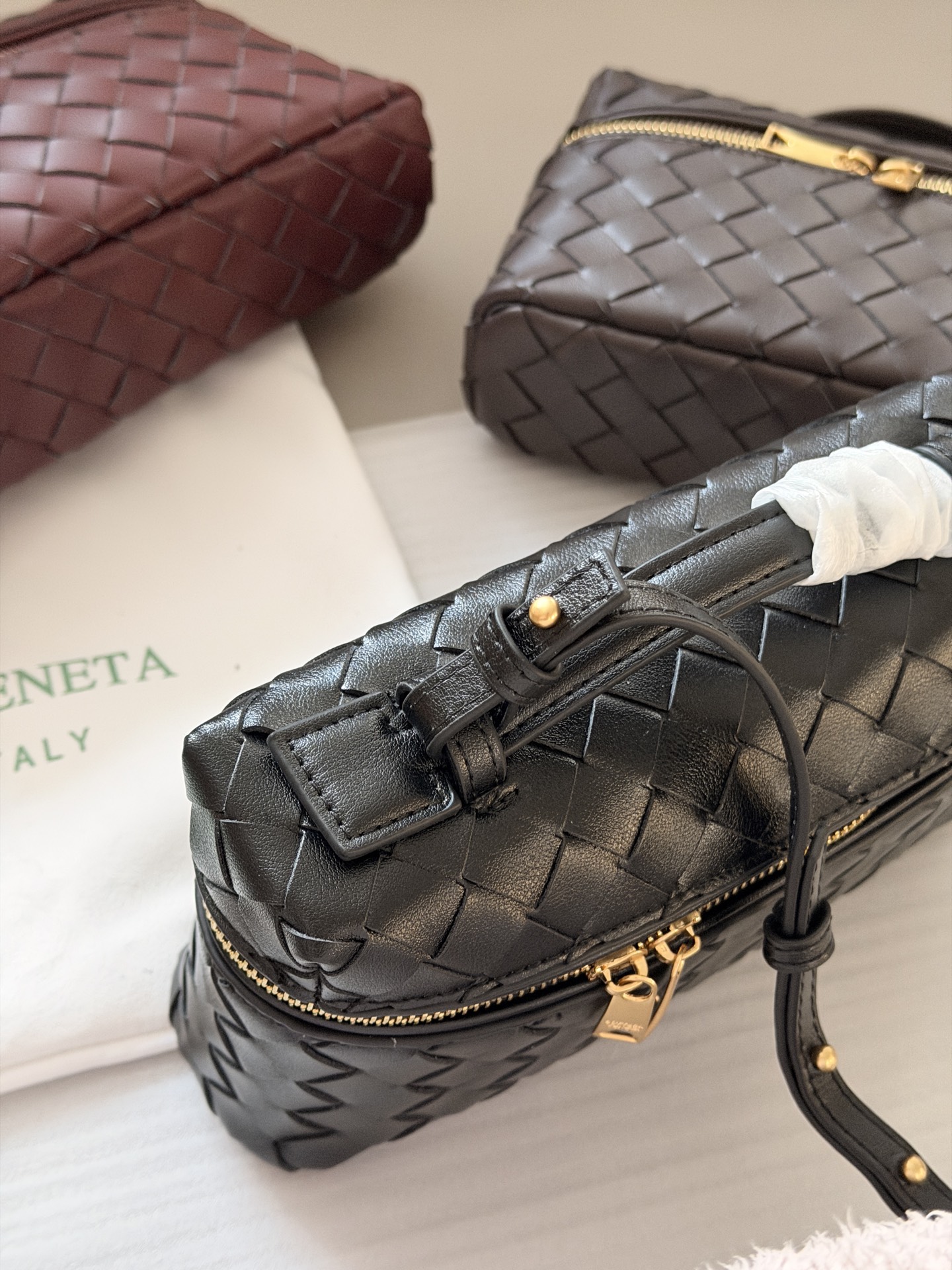 💰205 牛皮 配盒 size：23*13cm BV BangBang Vanity棒棒包， 任何人没有买到这只 包我会伤心的 造型独特精致，日常使用容量足够，可手提可斜挎，多种造型随意切换！