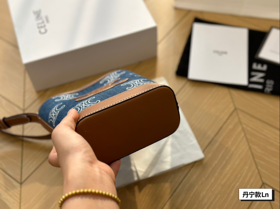 &yen;125配盒 瑟琳Celine TRIOMPHE通体刺绣牛仔布和牛皮革迷你水桶包，5x16x7cm：19. 5x16x7cm