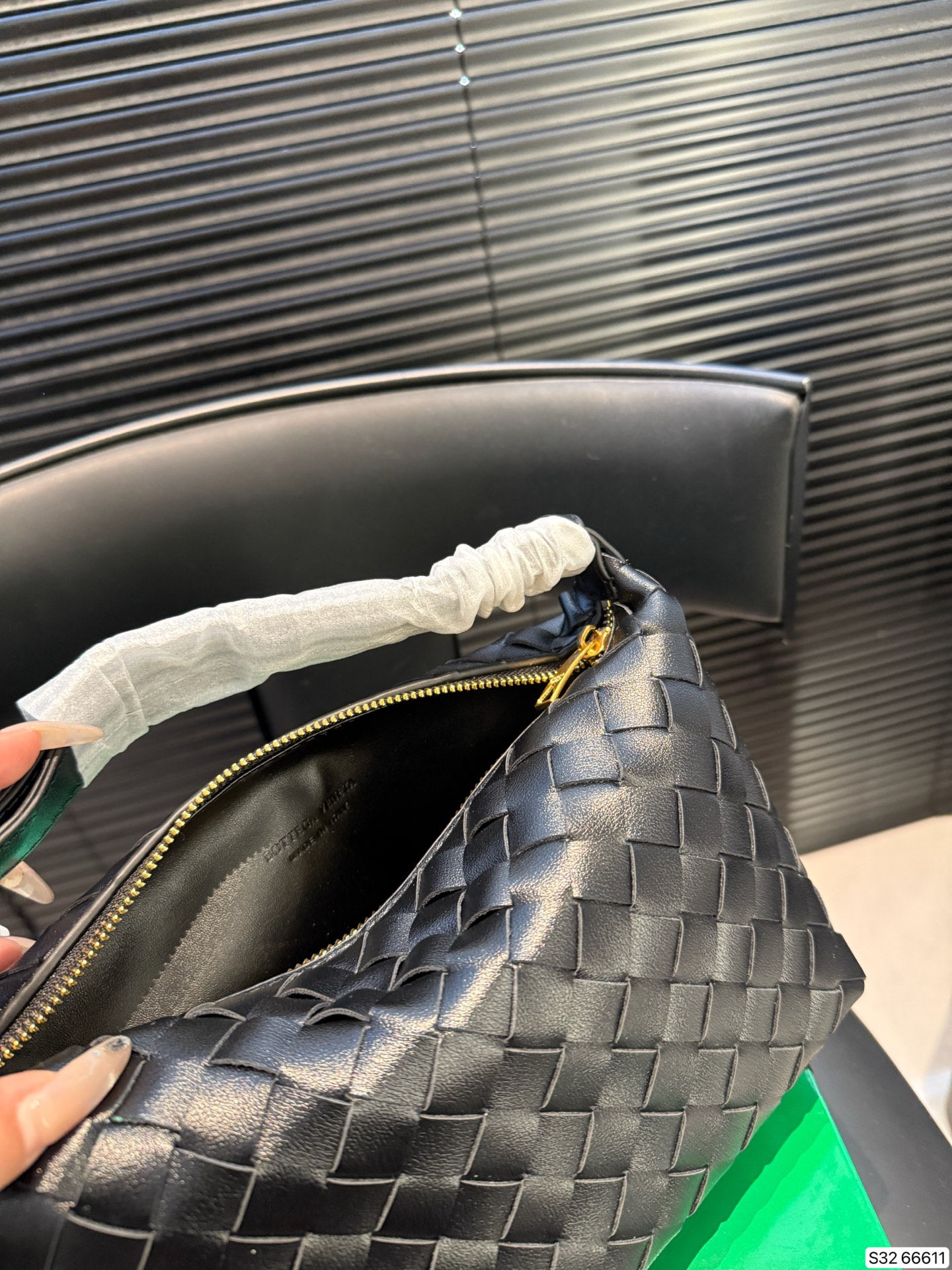 p210 配盒子 纯皮Bottega veneta 适合春夏秋冬的季节 Bv高级 简洁的线条，柔软的包身，并且相当实用，街头巷尾它的身影无处不在，也成为经典款IT bag之一 万众追，这款包一出就风靡全球 流行，如今粉丝群依然很强大，因为它实在太衬托气质了，包再多也要给自己留一个！尺寸21 14货号66611