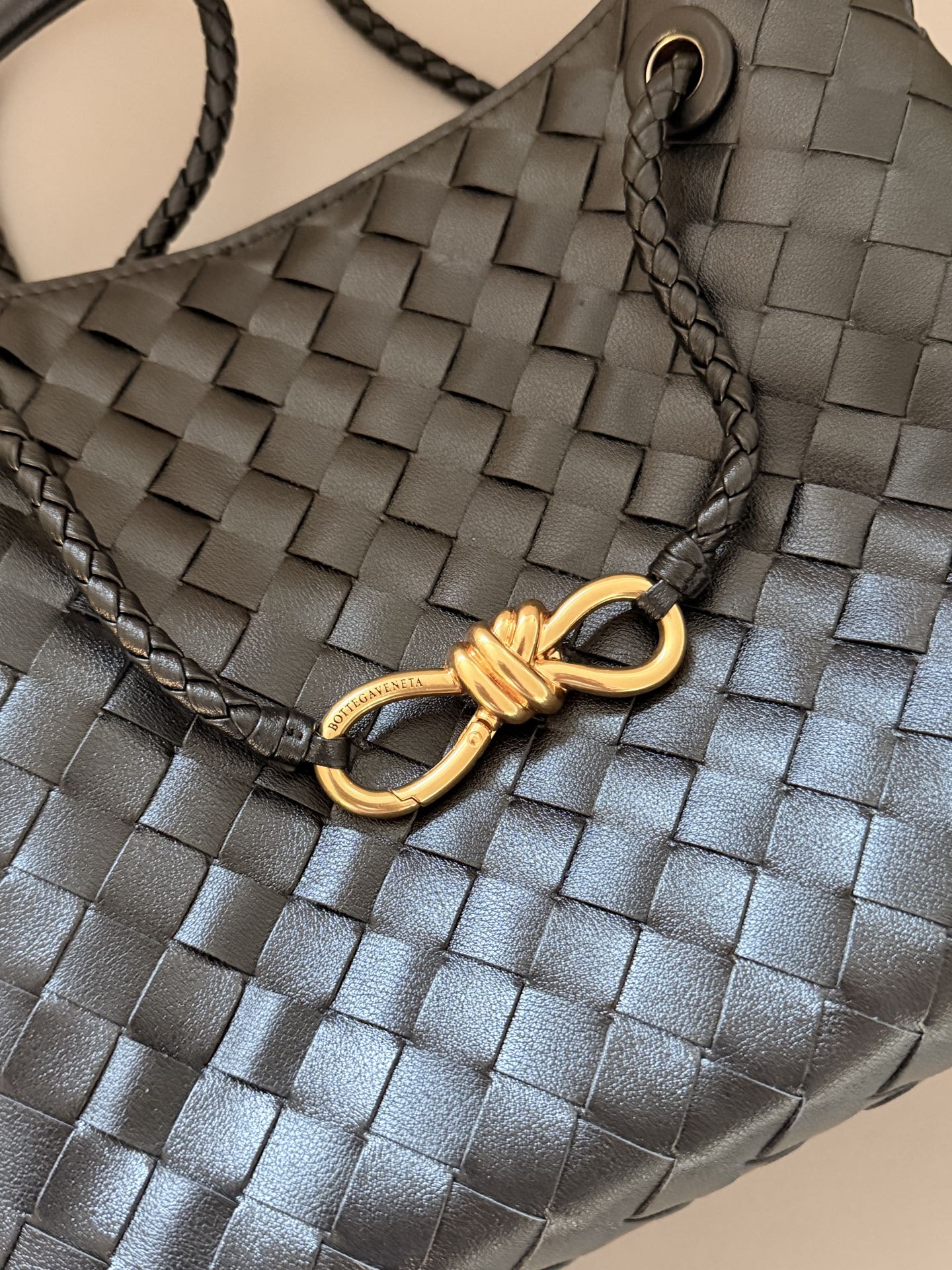 💰235 配盒 size：25*20cm BV Andiamo 迷恋老钱风随意又慵懒的感觉 实物皮质 柔软容量超大手拎大小感觉很合适