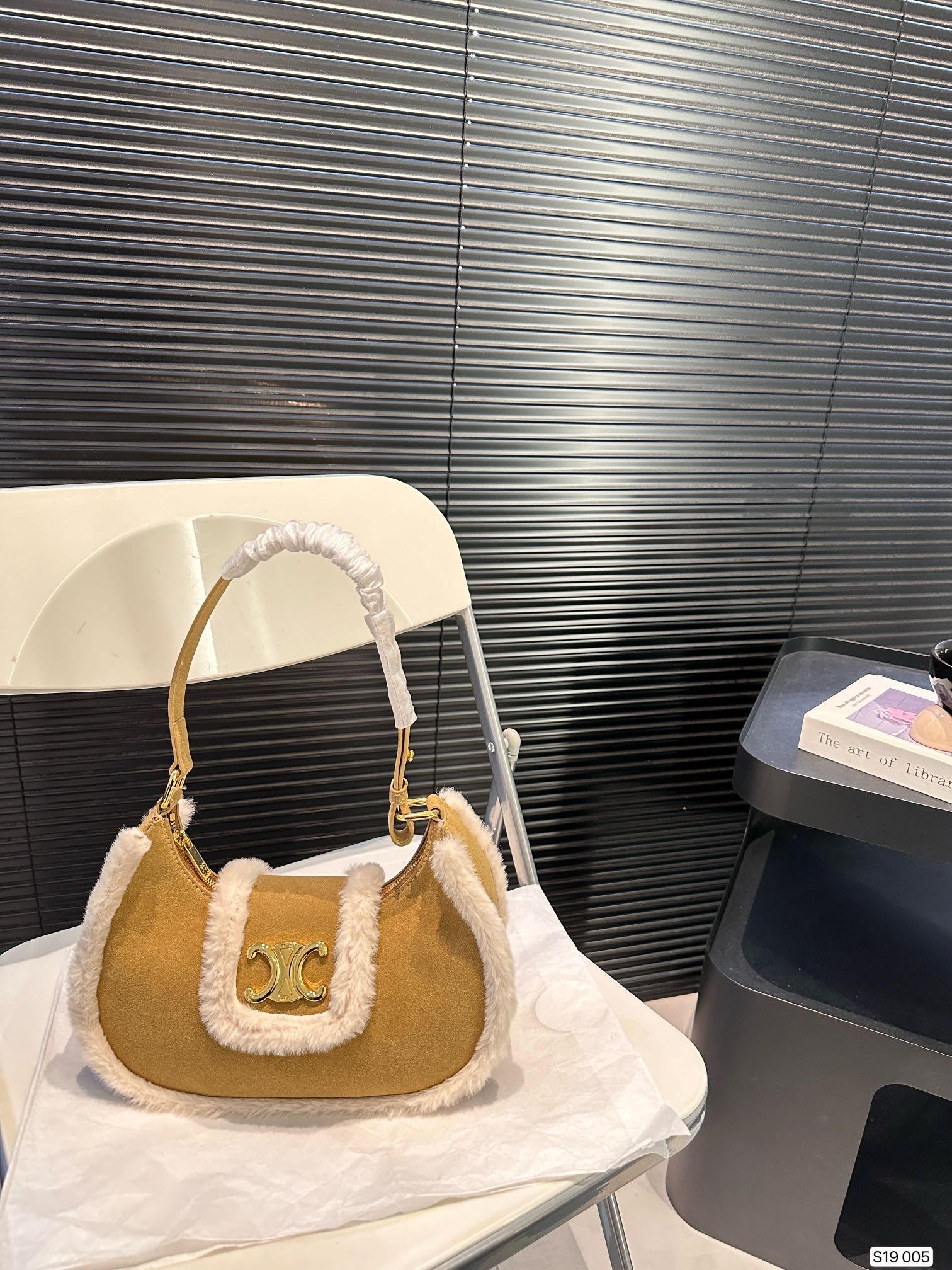 P145 赛琳秋冬限定|毛茸茸的celine腋下包 celine这次的新品我很满意这只毛茸茸的托特真的很可爱，在秋叶飘零的时候背上有多应景了秋冬氛围感直接拿捏！尺寸：26 14 货号005