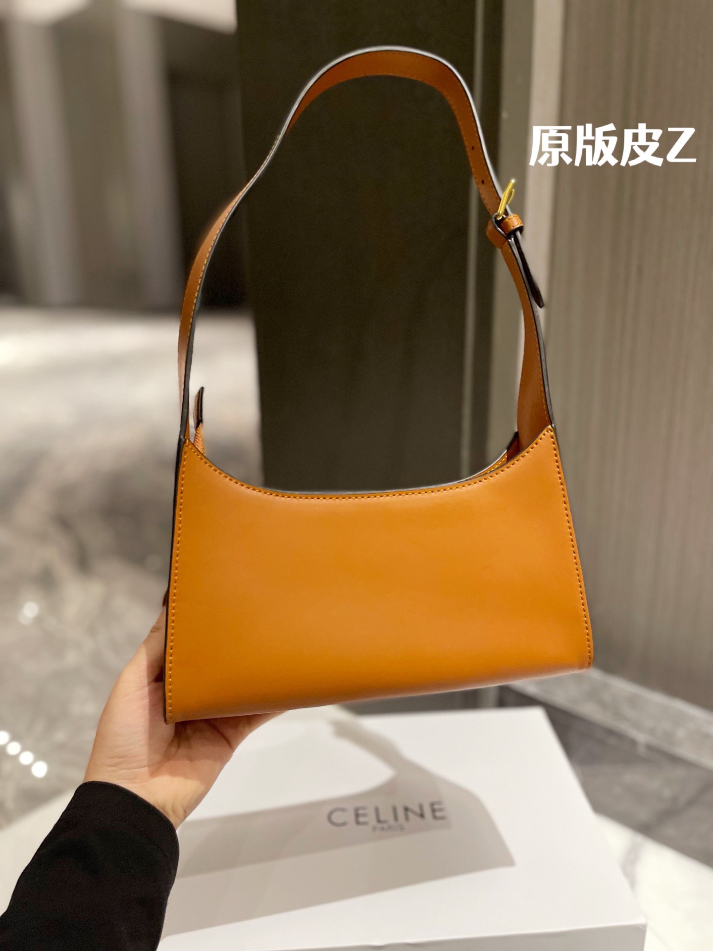 原版头层皮 P165 ｜Celine 牛皮 腋下包 box皮 CELINE|2022王炸凯旋门腋下包 CELINE2022的王炸包包-凯旋门腋下包,太适合夏天 了,掐指一算又是这一季的断货爆款!一身黑色系搭配这 个黑金凯旋门也毫不逊色,抛光小牛皮的光泽感,会有 Bling Bling的反光点 ◆太喜欢 CELINE这一季的单品了,简直 就是贝拉本拉!这个小包包真的是可盐可甜!暗黑风,辣 妹风的小姐姐也可尝试 夏天穿一个Zaa小背心配上这个包包出门!就很无敌尺寸21 11cm 配折叠礼盒