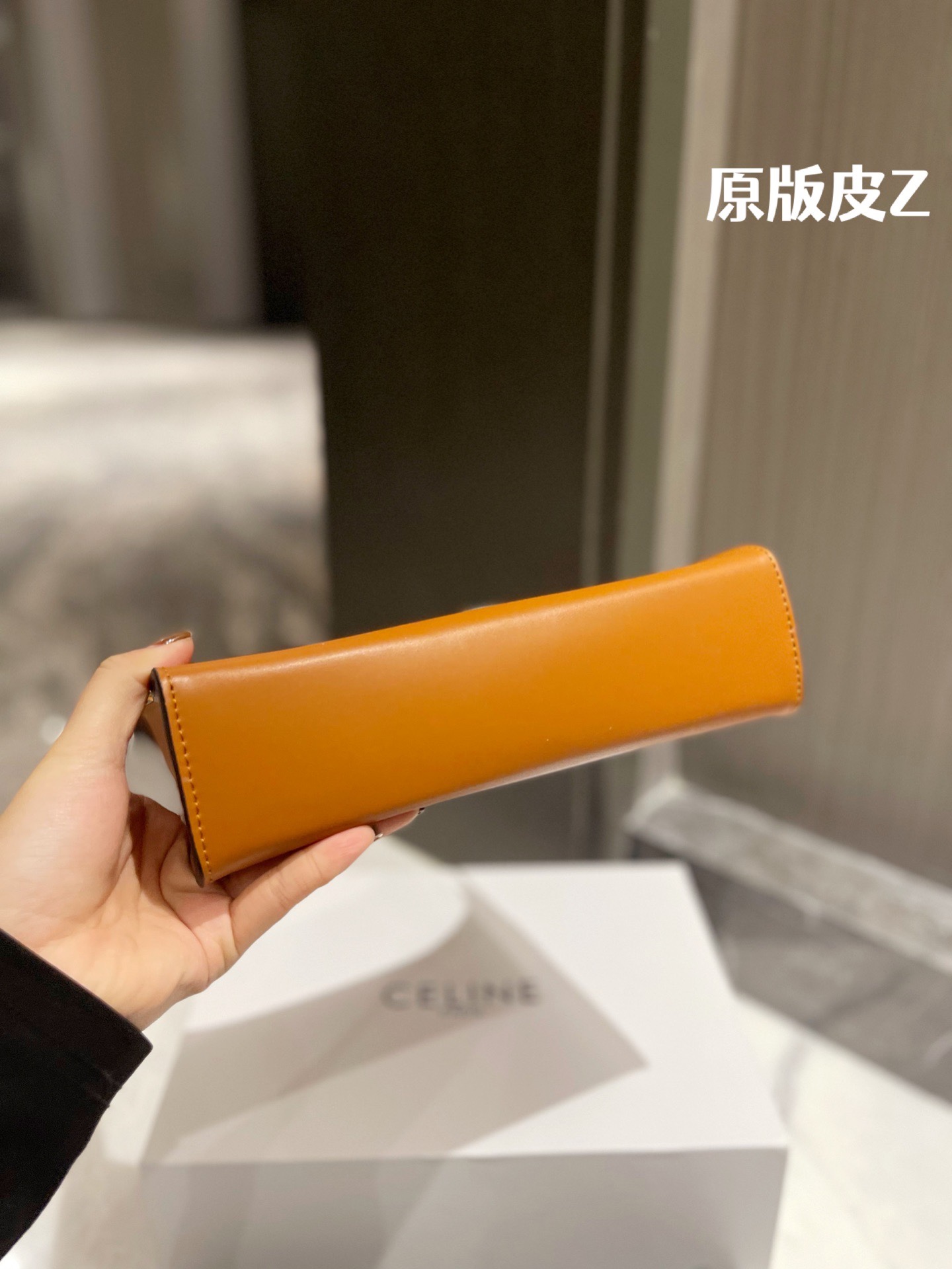 原版头层皮 P165 ｜Celine 牛皮 腋下包 box皮 CELINE|2022王炸凯旋门腋下包 CELINE2022的王炸包包-凯旋门腋下包,太适合夏天 了,掐指一算又是这一季的断货爆款!一身黑色系搭配这 个黑金凯旋门也毫不逊色,抛光小牛皮的光泽感,会有 Bling Bling的反光点 ◆太喜欢 CELINE这一季的单品了,简直 就是贝拉本拉!这个小包包真的是可盐可甜!暗黑风,辣 妹风的小姐姐也可尝试 夏天穿一个Zaa小背心配上这个包包出门!就很无敌尺寸21 11cm 配折叠礼盒