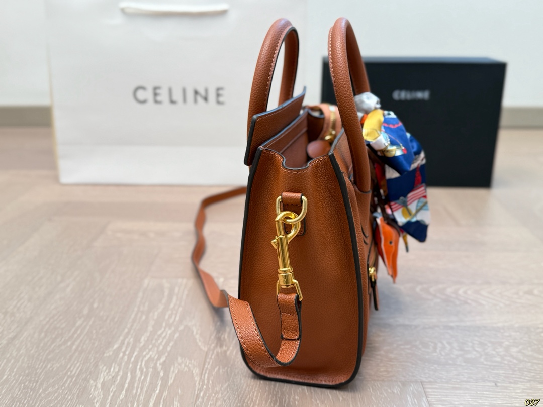 &yen;190 作为造型独特、极具辨识度的包包， Celine赛琳&mdash;笑脸包 无疑凭借其囧脸造型赢得众多关注。 Celine凭借这款笑脸包冲出欧洲，一跃成为一时最火的品牌。尺寸小号20 20