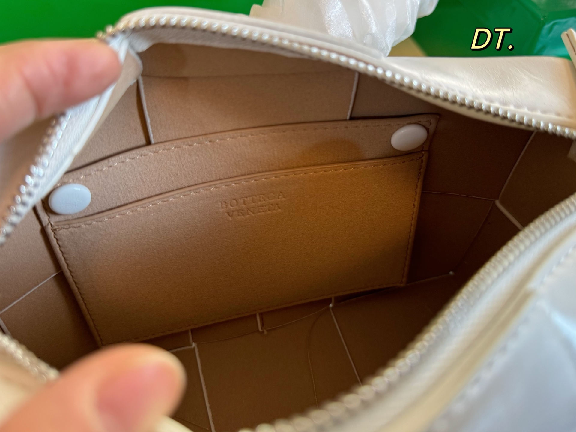 P140（配盒） size：22&times;15 BV cassettes新款编织豆腐斜挎包💕 简约别致，高级时髦不张扬！ 不管斜挎、单肩都是满满的造型感～ 实物皮质很软却饱满有型～ 男女都可轻松驾驭❗️