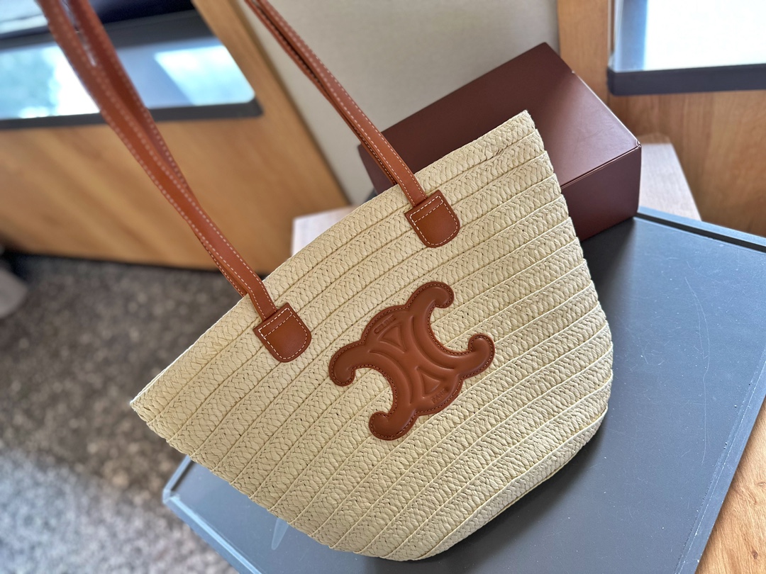 p110 Celine菜篮子草编包度假拍照太应景自思琳 Celine celine草编包菜篮子2020草编包天生就是绝配这款包采用摩洛哥特有的拉菲亚树纤维纯手工编织打造 手挽跟logo是自然色小牛皮干净利落大方 度假 背上它太适合不过了 尺寸 22cm