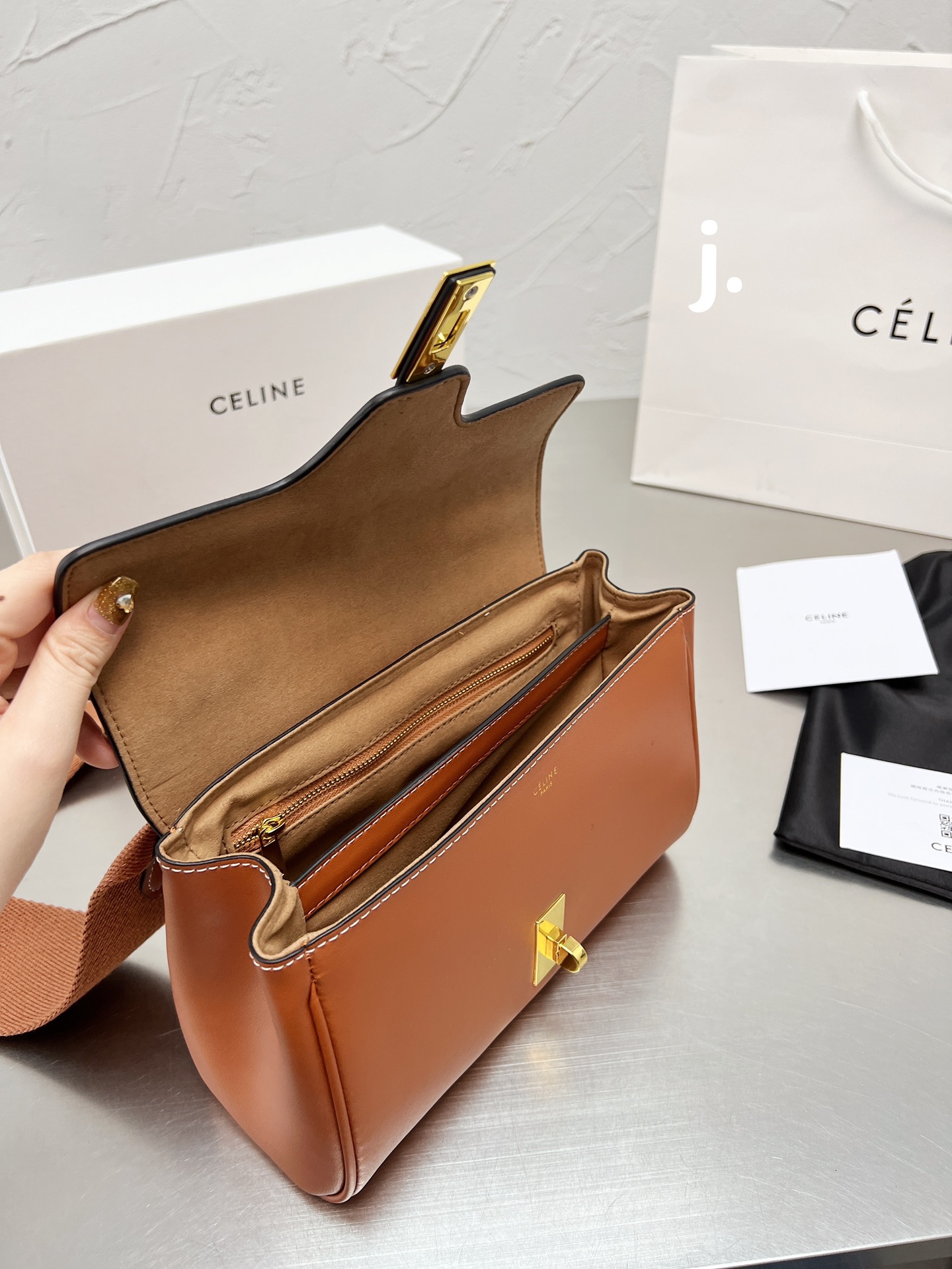 p165 Celine ｜soft 16-小号 CELINE斜挎和单肩都很好看有腔调！搭配任何衣服都非常百搭，四季可用，让你可甜可盐，今年的Celine 风潮风靡全世界，拥有这只一定让你成为全场最有话题的时髦精 尺寸 24 14 配折叠盒