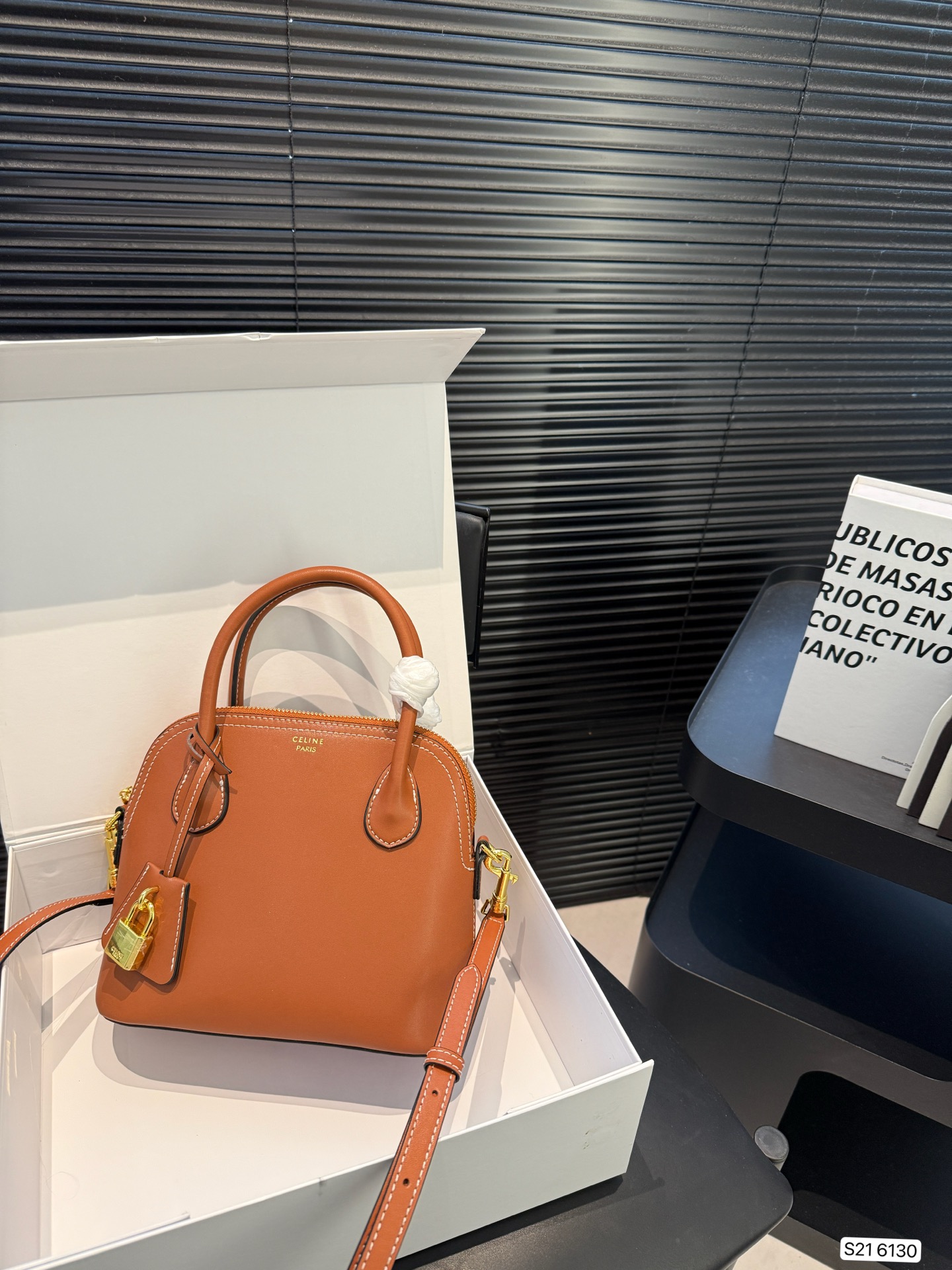 P155 配折叠盒子 赛琳贝壳 CELINE| 限定特别款来袭 全新的包型 可手提也可以斜挎肩背 是本季的老花限定特定款哦！！ 超有气质的一款～ 尺寸：21.5 18 货号6130