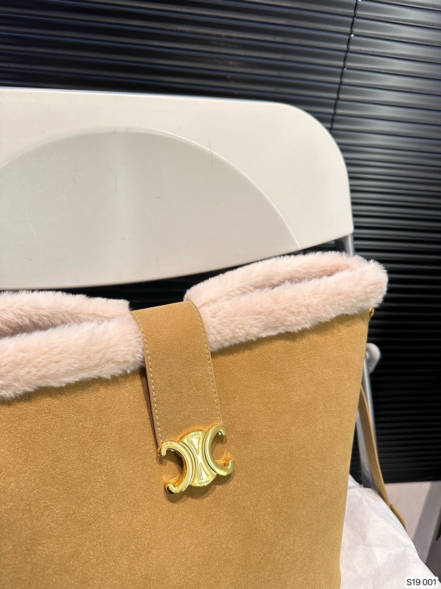 P145 赛琳秋冬限定|毛茸茸的celine水桶包 celine这次的新品我很满意这只毛茸茸的托特真的很可爱，在秋叶飘零的时候背上有多应景了秋冬氛围感直接拿捏！尺寸：24 24 货号001