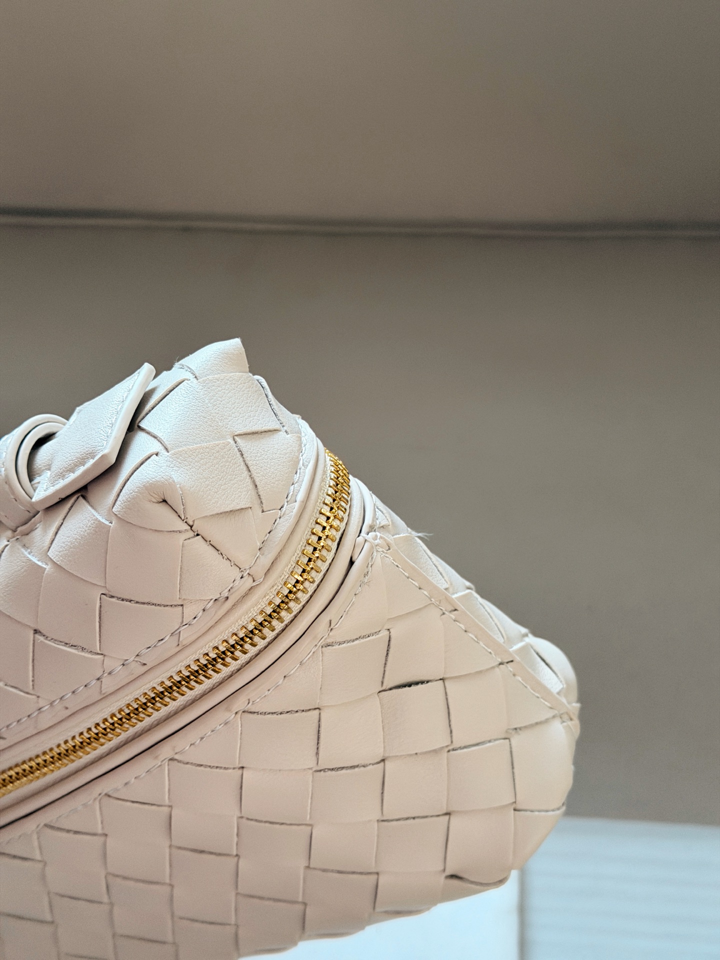 💰205 牛皮 配盒 size：23*13cm BV BangBang Vanity棒棒包， 任何人没有买到这只 包我会伤心的 造型独特精致，日常使用容量足够，可手提可斜挎，多种造型随意切换！