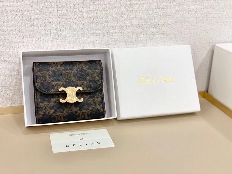 P95🎀Celine 66889🎀颜色 黑色 🎀尺寸 11*10*5 🎀Celine短式钱包非常炫美的一个系列，专柜同步，采用头层牛皮，精致时尚！
