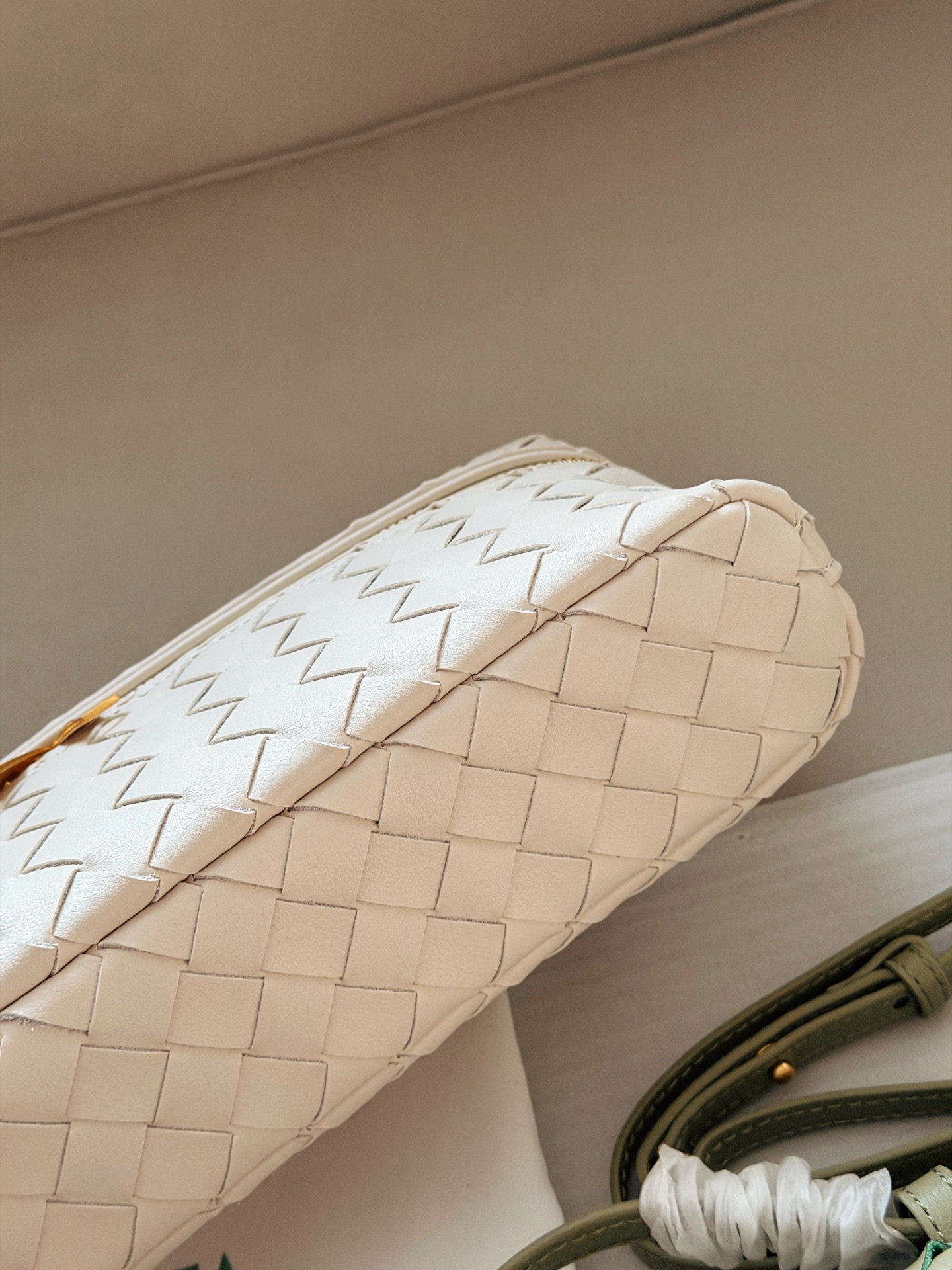 💰205 牛皮 配盒 size：23*13cm BV BangBang Vanity棒棒包， 任何人没有买到这只 包我会伤心的 造型独特精致，日常使用容量足够，可手提可斜挎，多种造型随意切换！