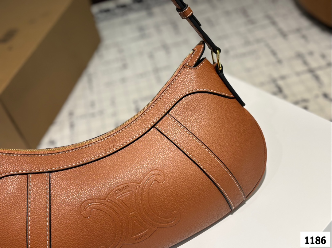 P160 配折叠盒子 赛琳CELINE Hobo腋下包 质感很高级 容量超级大也很耐用 日常出街背它回头率百分百 就是这种随性慵懒感 尺寸:34.16