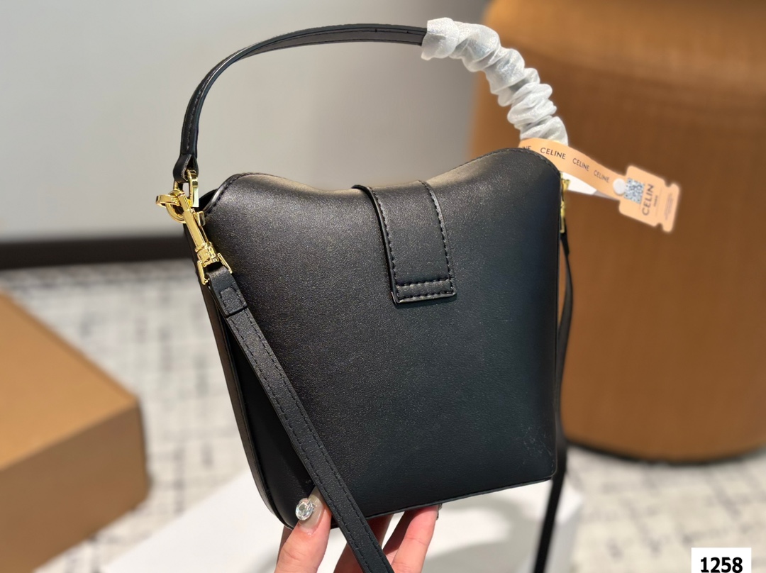 ¥140 ¥145 配折叠盒盒 size:13.14cm 16.17cm 赛琳新款的薯条 加入开口设计~ 今年的大包都很 喜欢~ ~凹造型好物+街拍时尚单品 容量可满足短途旅行需求大包