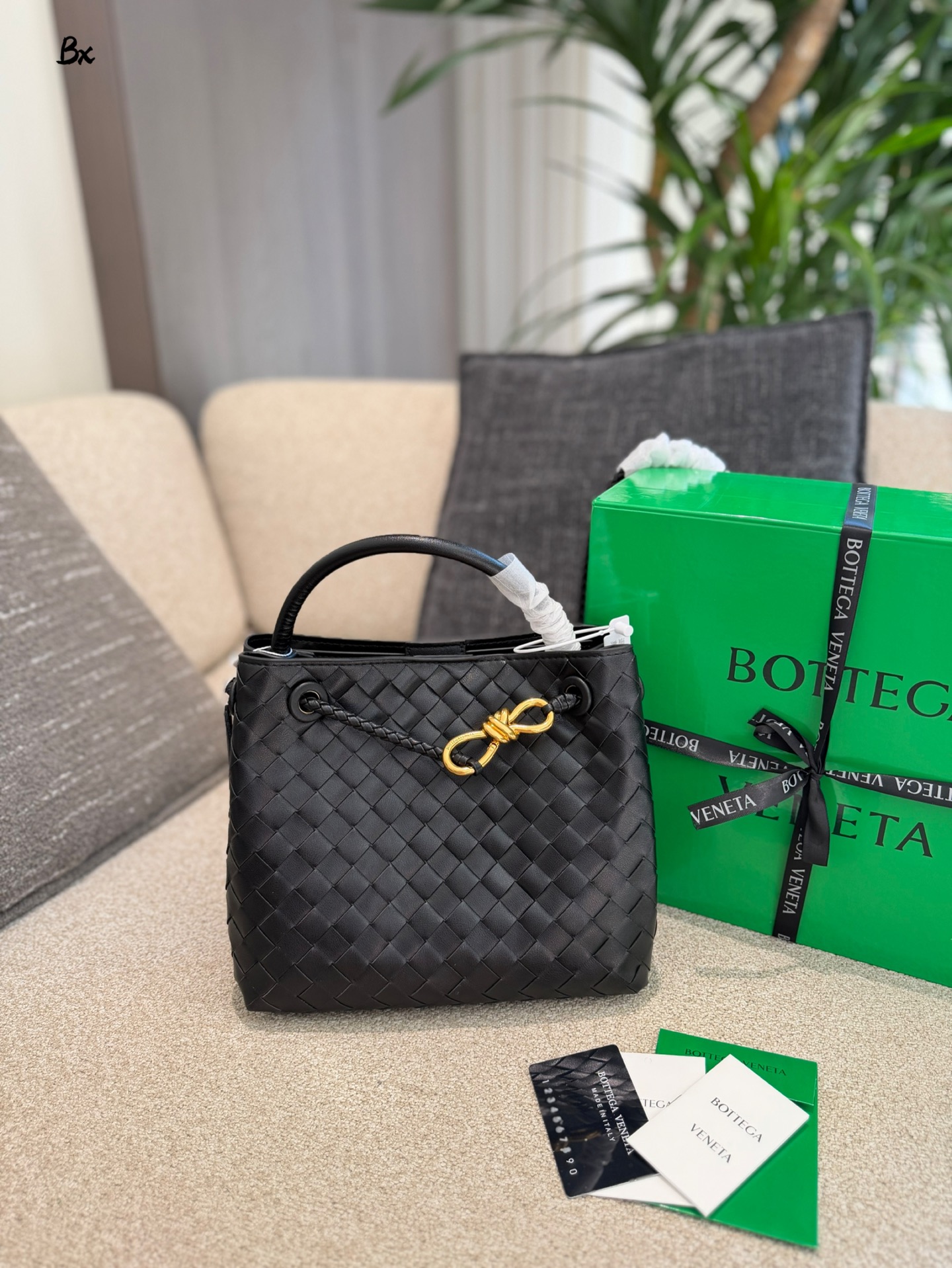 p235p255 BV Andiamo巴罗洛手袋​​ 🍷Bottega Veneta Andiamo系列手袋，巴罗洛酒红色超有质感，Nappa小羊皮+Intrecciato编织工艺，触感柔软细腻，纹理超美！金属绳结锁扣可调节，单肩、手拎、斜挎都OK，通勤日常都能用👜。小号&中号容量适中，实用又时髦，酒红色优雅复古，秋冬搭配超出片，是都市女生必入的高端手袋✨。25cm30cm配盒子