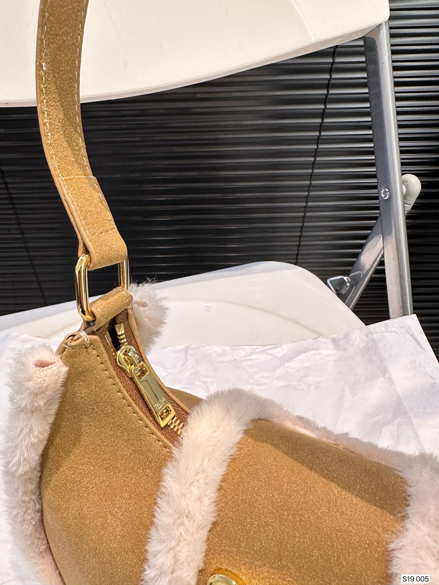 P145 赛琳秋冬限定|毛茸茸的celine腋下包 celine这次的新品我很满意这只毛茸茸的托特真的很可爱，在秋叶飘零的时候背上有多应景了秋冬氛围感直接拿捏！尺寸：26 14 货号005