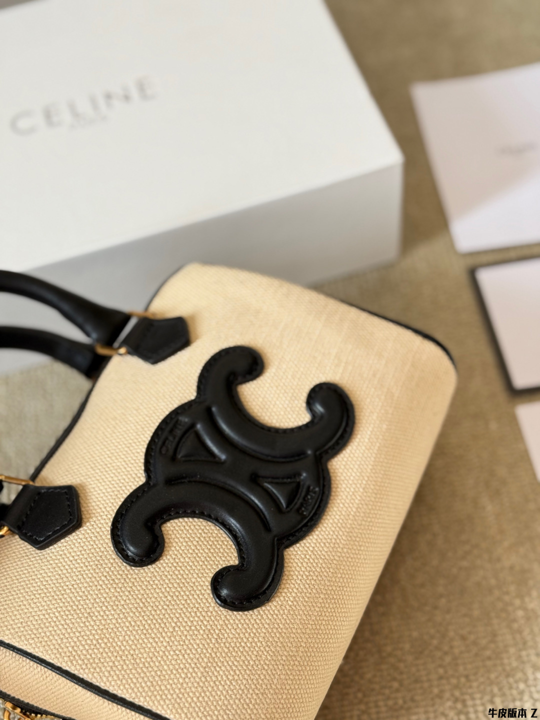 牛皮版本 p170 Celine 枕头包 很喜欢Lisa近期机场照总是背着的波士顿包 高颜值 有着原设计本身经典的味道高颜值的复古文艺气息 简洁利落的包身线条，复古印花图案真的很Old school, 不经意的高级，心尖尖喜欢的款秒get 尺寸20 14 配盒