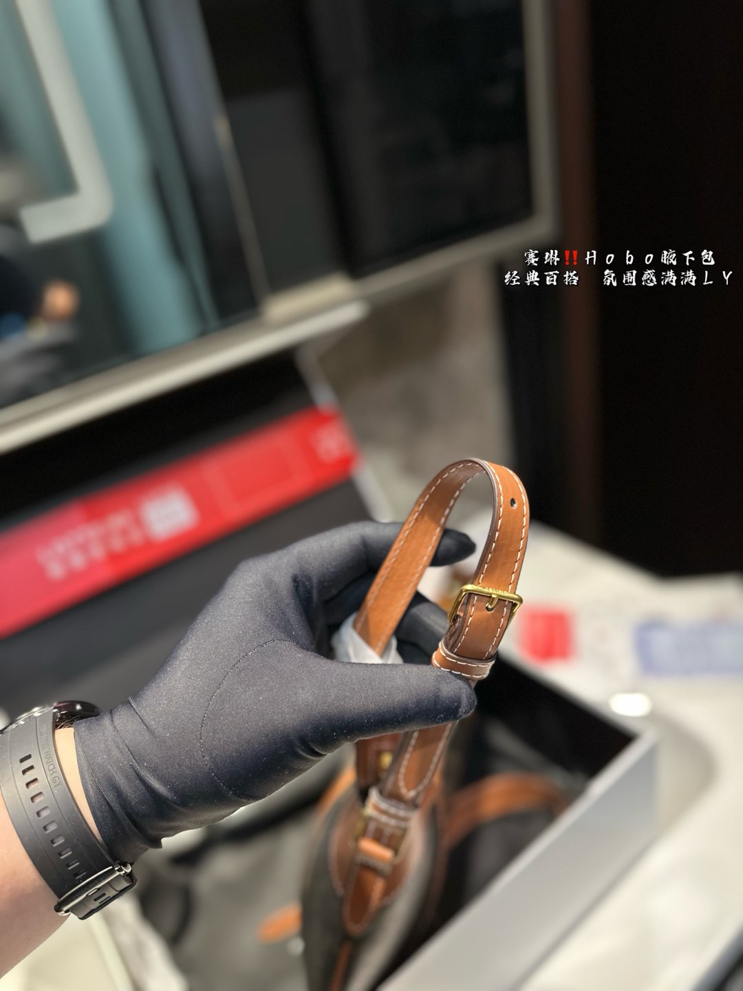 ❤️P150（礼盒包装）❤️ 赛琳 Hobo 腋下包 CELINE新款老花条纹Hobo手袋 🤩经典的老花图案搭配条纹设计，独特又时髦，轻松打造出优雅又摩登的氛围💫。Hobo包型设计既时尚又实用，适合日常出街、上班或周末旅行，随时随地都能让你变身焦点🔥。Hobo设计，宽大实用，可以装下日常必需品，肩背舒适，完美应对任何场合。💖 ⚠️尺寸33.26