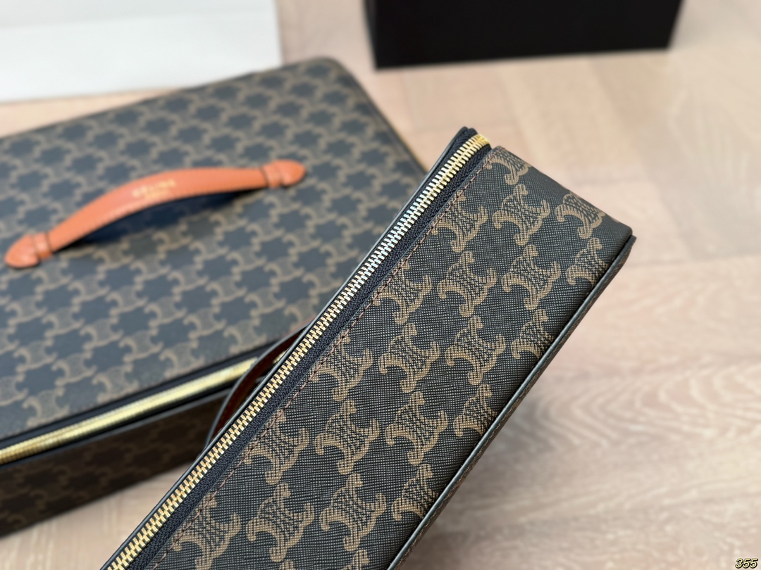 &yen;140/&yen;130/&yen;120配盒 赛琳Celine专柜同款包！化妆包化妆箱，非常可爱🐶专柜同款老花面料！经典爆款！原版五金👍高端品质！任意出入专柜毫无压力！非常实用哦！尺寸：34 24 9/27 15 8/15 10 7