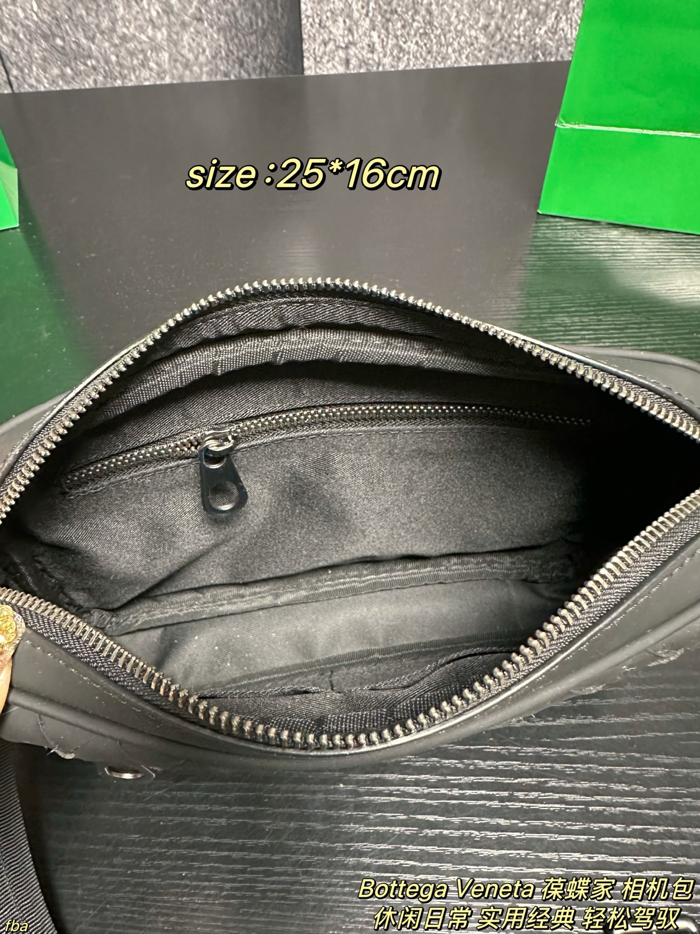 P135配盒 Bottega Veneta 葆蝶家 相机包 方正的相机包造型，配有前置拉链小袋与主仓拉链开合，内部含拉链暗袋/帆布隔层，可容纳手机、钱包、平板等日常小物；搭配可调节尼龙肩带，支持单肩、斜挎两种背法。整体简约无明显logo，黑色编织纹理低调奢华，适配商务、休闲、日常出行等多种场景，是BV男士包袋中兼具实用性与品牌辨识度的经典款 尺寸：25*16cm