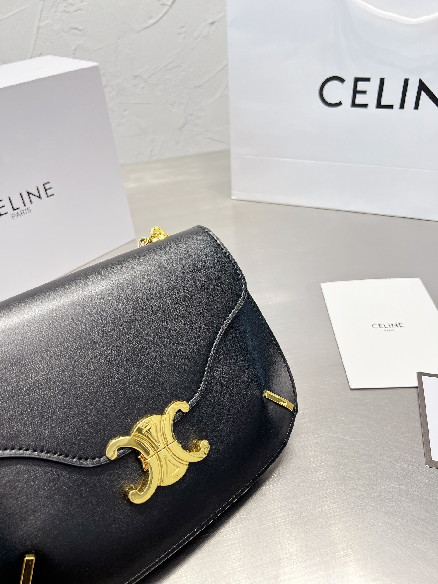 &yen;150折叠盒 Celine22夏季新品！又又又是凯旋门链条包！ 正式地为大家介绍它的名字：凯旋门Besace 链条包（或者腋下包）！新成员真的太美了！还是一如既往地采用亮泽小牛皮配以经典凯旋门logo和热度超高的金属链条黑金真的是永远的好搭档！百搭时尚就不再重复了包体没有什么厚度 但是非常有深度！除了手机钱包钥匙外再放气垫粉饼湿巾都没问题哦！24*18cm