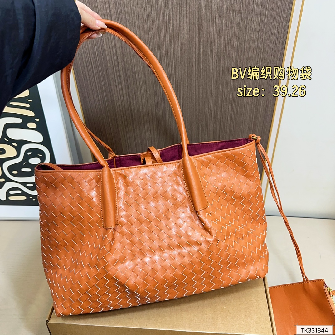💰160 BV编织购物袋 bv 编织购物袋它是这一季中性价比+实用性最棒的一只包包！内置小包！容量非常 尺寸39.26