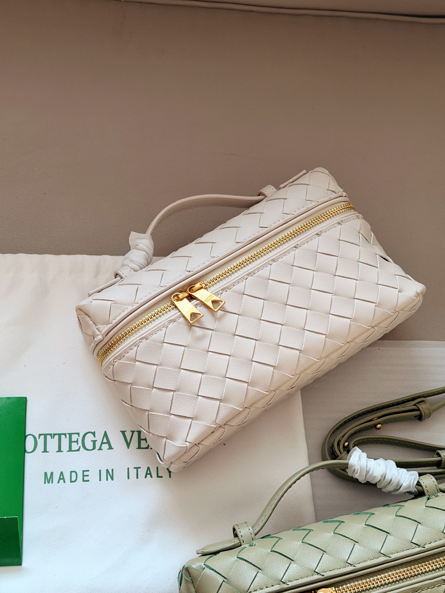 💰205 牛皮 配盒 size：23*13cm BV BangBang Vanity棒棒包， 任何人没有买到这只 包我会伤心的 造型独特精致，日常使用容量足够，可手提可斜挎，多种造型随意切换！