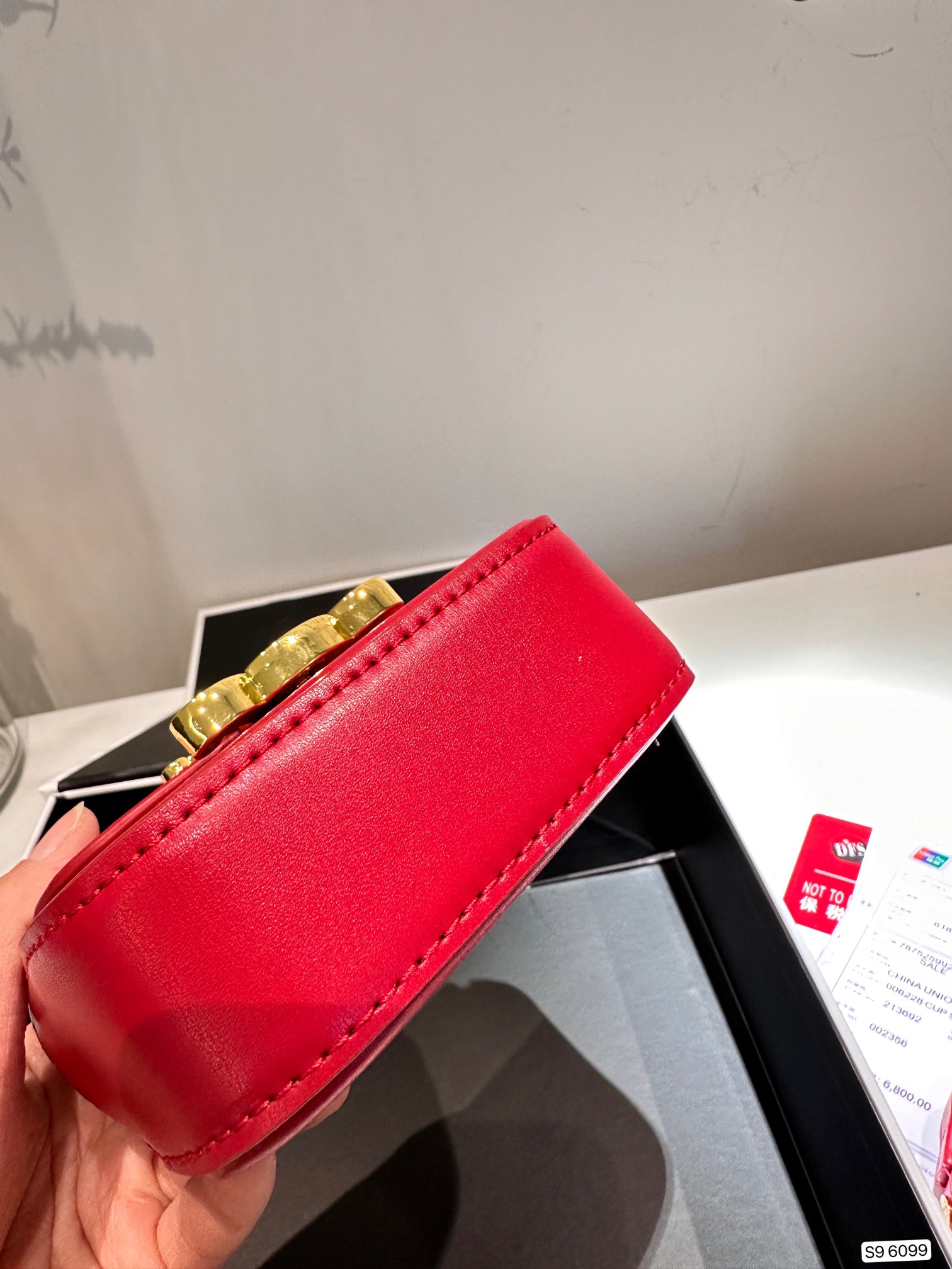 P95 配折叠盒Celine 赛琳迷你口红包粉饼包零钱包 精致零钱包时尚凹凸造型单品 拿来当配饰也是极好的时髦小配件可爱的不要不要的 尺寸：11.5 9 货号6099