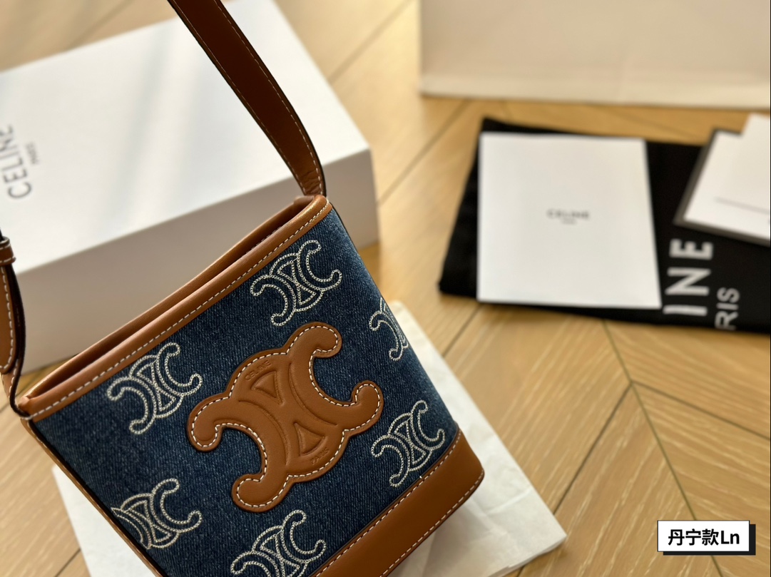 &yen;125配盒 瑟琳Celine TRIOMPHE通体刺绣牛仔布和牛皮革迷你水桶包，5x16x7cm：19. 5x16x7cm
