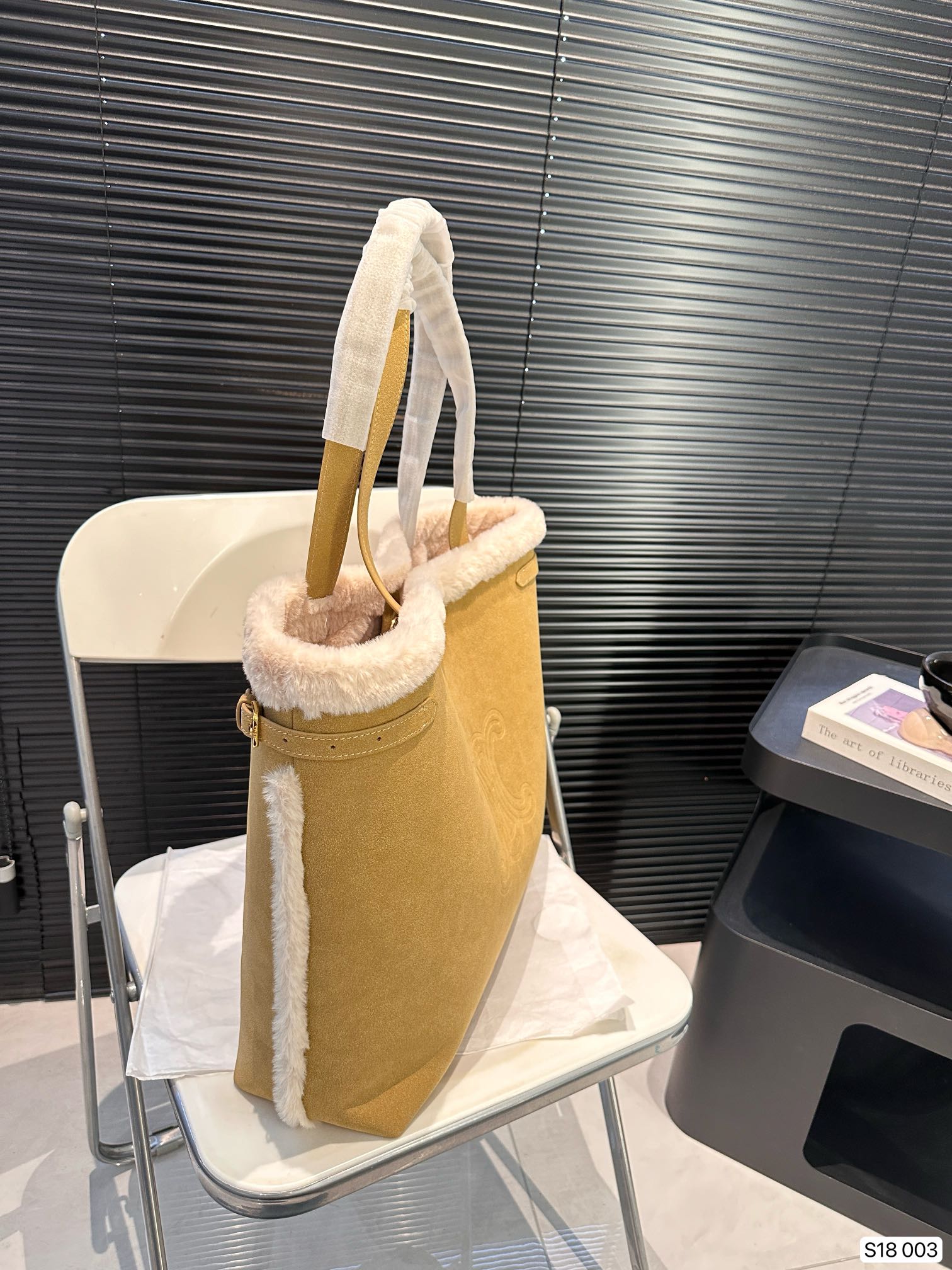 P140 赛琳秋冬限定|毛茸茸的celine托特包 celine这次的新品我很满意这只毛茸茸的托特真的很可爱，在秋叶飘零的时候背上有多应景了秋冬氛围感直接拿捏！尺寸：40 34 货号003