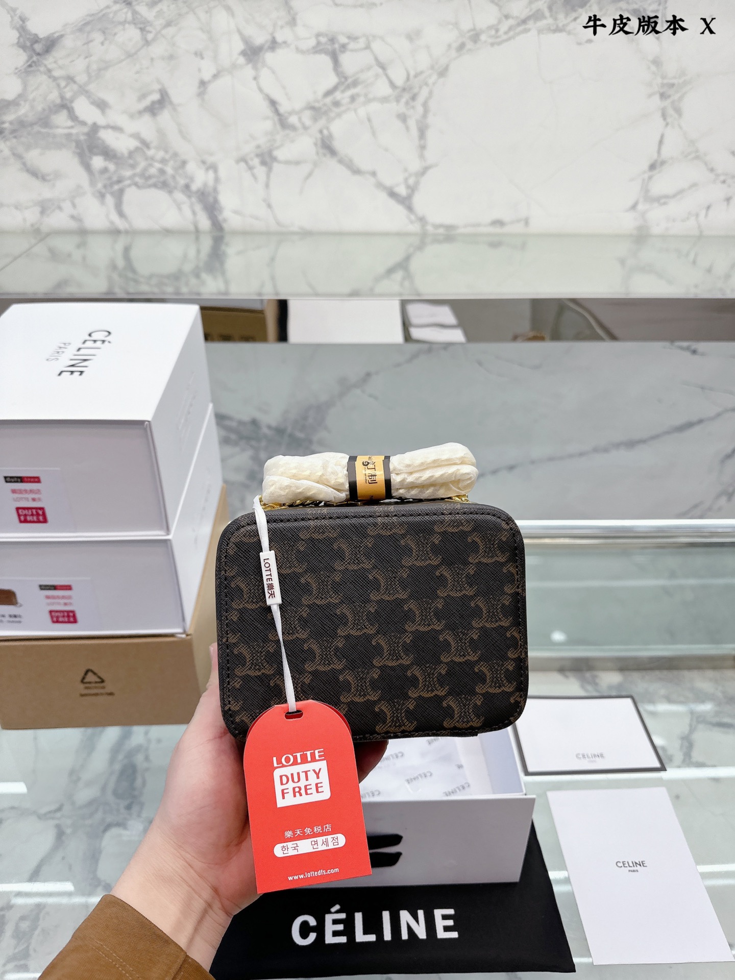 牛皮版本 p120 Celine新款Box 小方包 CELINE这几天入的Celine包包们，不得不说这款腋下包也太好看了吧~什么衣服都好配不管深色还是淡色秋冬还是春夏搭配起来都是毫无违和感的 除了好搭配容量也是非常大之前用过老花腋下的宝宝应该.都知道钱包手机都是妥妥塞的下还松动有余动17 13cm