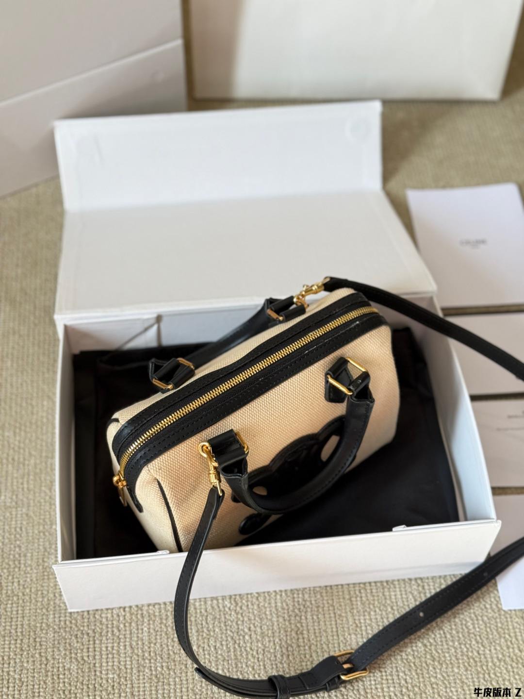 牛皮版本 p170 Celine 枕头包 很喜欢Lisa近期机场照总是背着的波士顿包 高颜值 有着原设计本身经典的味道高颜值的复古文艺气息 简洁利落的包身线条，复古印花图案真的很Old school, 不经意的高级，心尖尖喜欢的款秒get 尺寸20 14 配盒