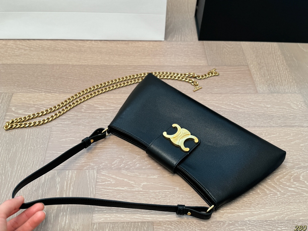 &yen;150折叠盒 Celine赛琳腋下包 满满的设计感 复古中透露着优雅 超级高级的配色 实物绝对惊艳到你 尺寸 30 15