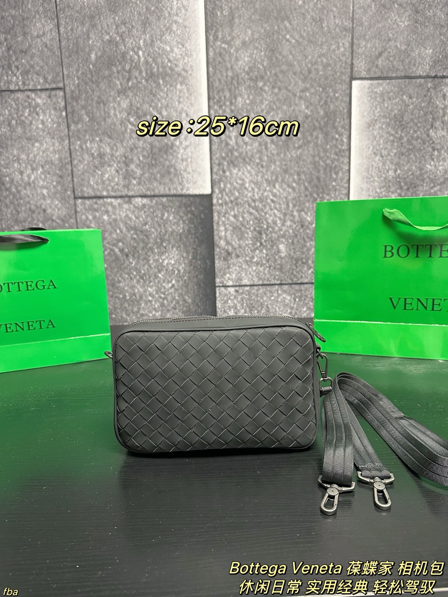 P135配盒 Bottega Veneta 葆蝶家 相机包 方正的相机包造型，配有前置拉链小袋与主仓拉链开合，内部含拉链暗袋/帆布隔层，可容纳手机、钱包、平板等日常小物；搭配可调节尼龙肩带，支持单肩、斜挎两种背法。整体简约无明显logo，黑色编织纹理低调奢华，适配商务、休闲、日常出行等多种场景，是BV男士包袋中兼具实用性与品牌辨识度的经典款 尺寸：25*16cm